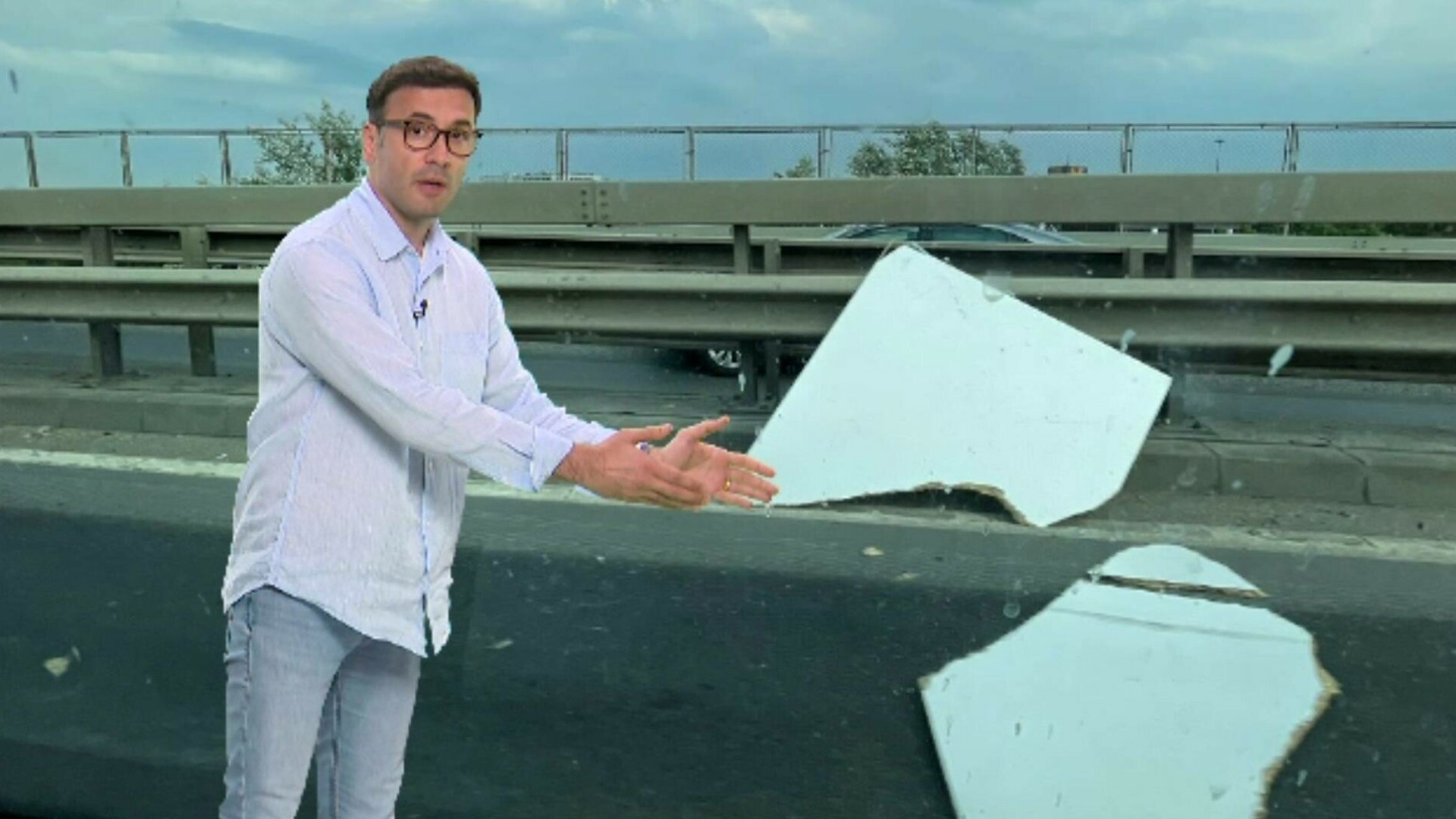 Incident șocant pe Centura Capitalei: Mașină lovită în mers de o ușă desprinsă de pe alt vehicul. Ce riscă vinovatul