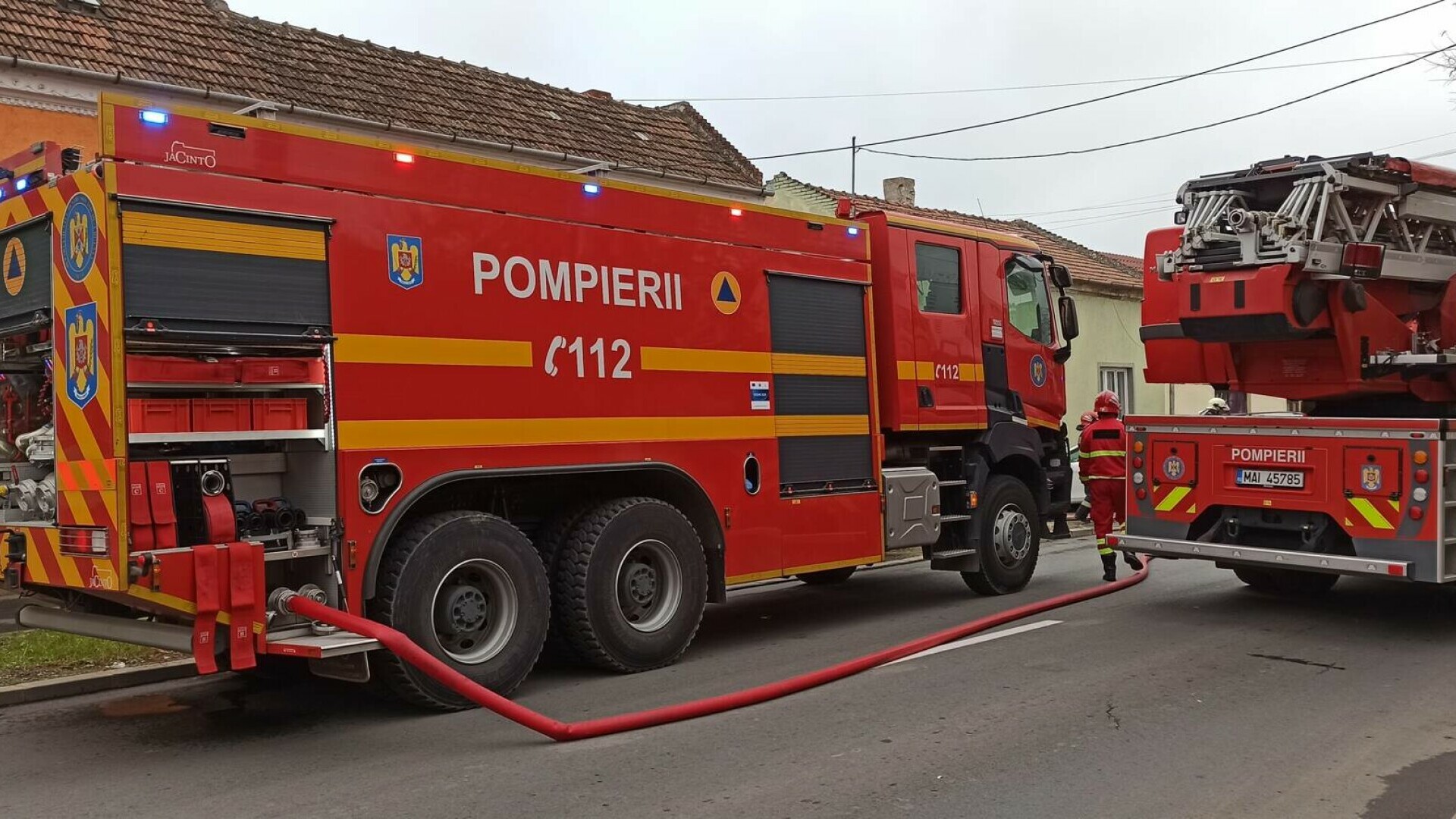 Un bebeluș de 8 luni a murit într-un incendiu. Flăcările au pornit de la o candelă improvizată