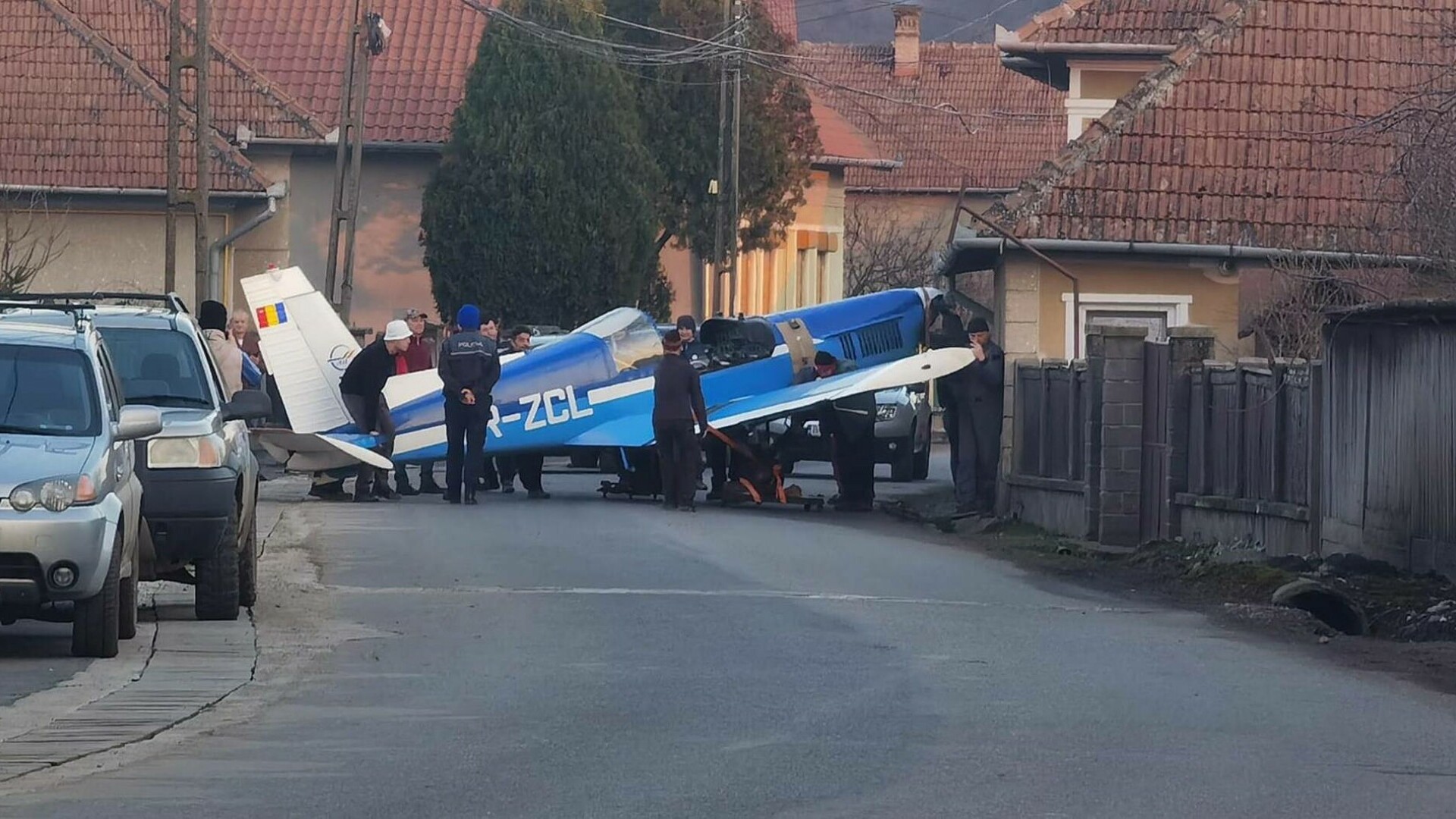 Un avion de mici dimensiuni s-a prăbuşit în Hunedoara. O persoană a murit, iar o alta a fost dusă în stare gravă la spital