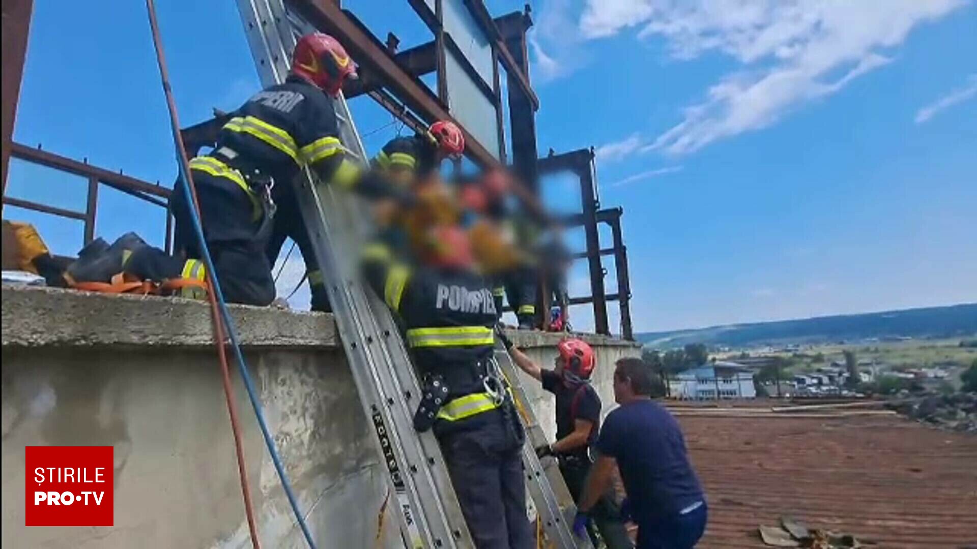 Cum a scăpat ca prin minune un bărbat din Vaslui care a căzut în gol 6 metri. Detaliul care i-a salvat viața