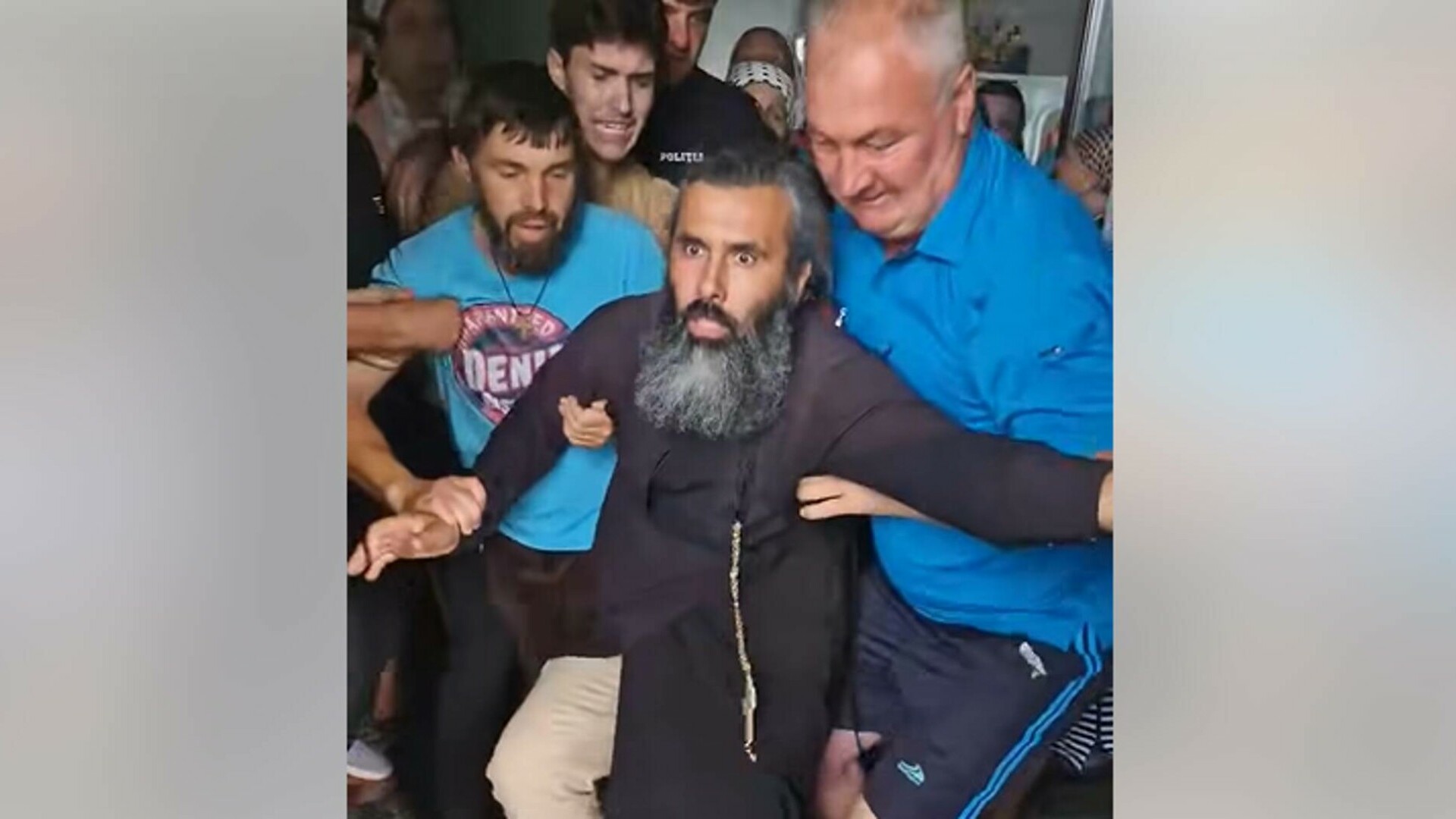 Scandal la o biserică din R. Moldova. Preotul din Grinăuți, alungat cu forța de enoriași după schimbarea mitropoliei. VIDEO