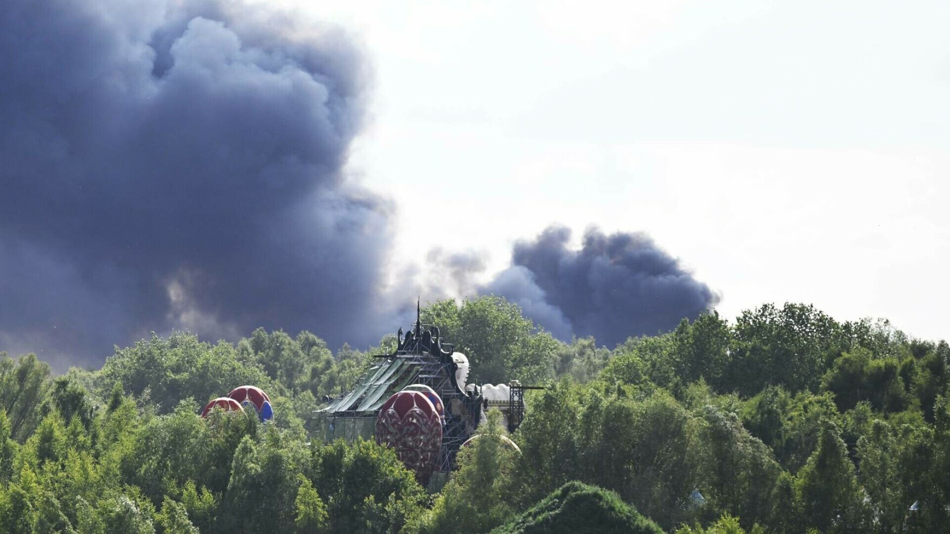 Incendiu de proporții la festivalul Tomorrowland. Scena principală a fost mistuită de flăcări | FOTO&VIDEO