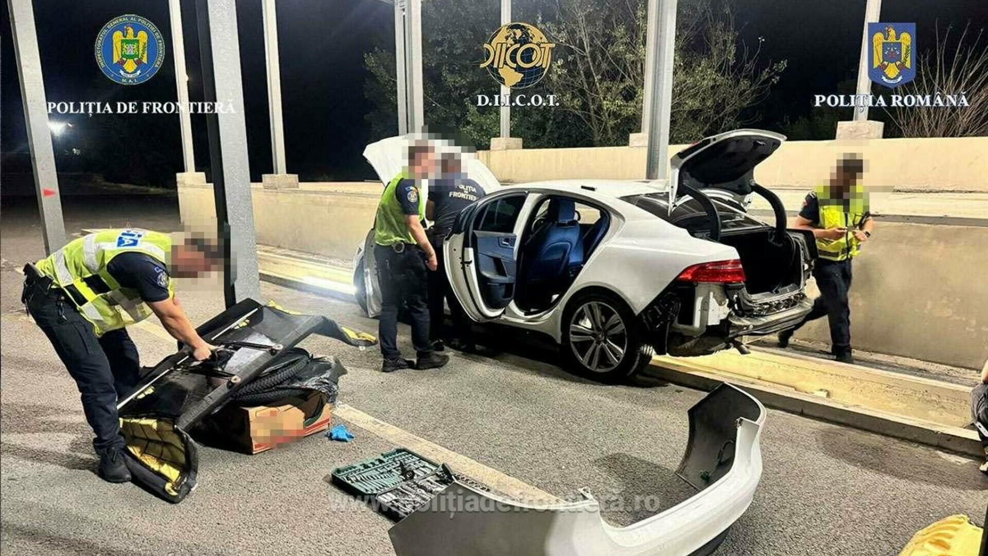 Un bărbat a fost arestat după ce polițiștii de frontieră de la Nădlac au descoperit ce ascundea în mașină. FOTO