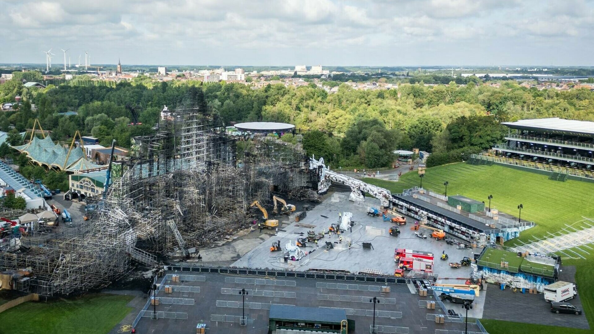 Dezastru la unul dintre cele mai mari festivaluri din Europa. Scena principală a ars complet | GALERIE FOTO
