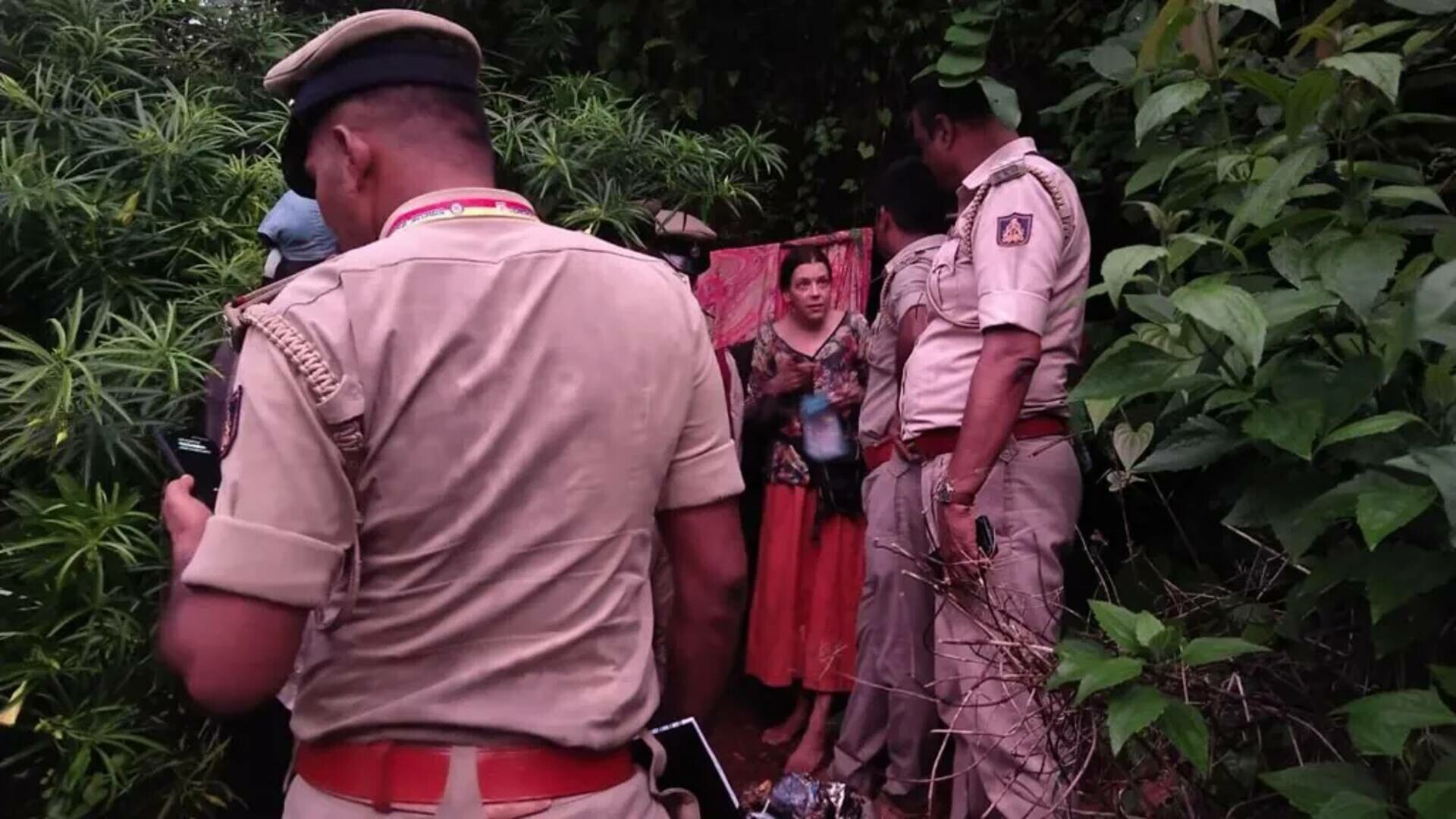 O rusoaică și două fetițe au fost descoperite locuind într-o peșteră din India. Poliția nu își explică cum au supraviețuit