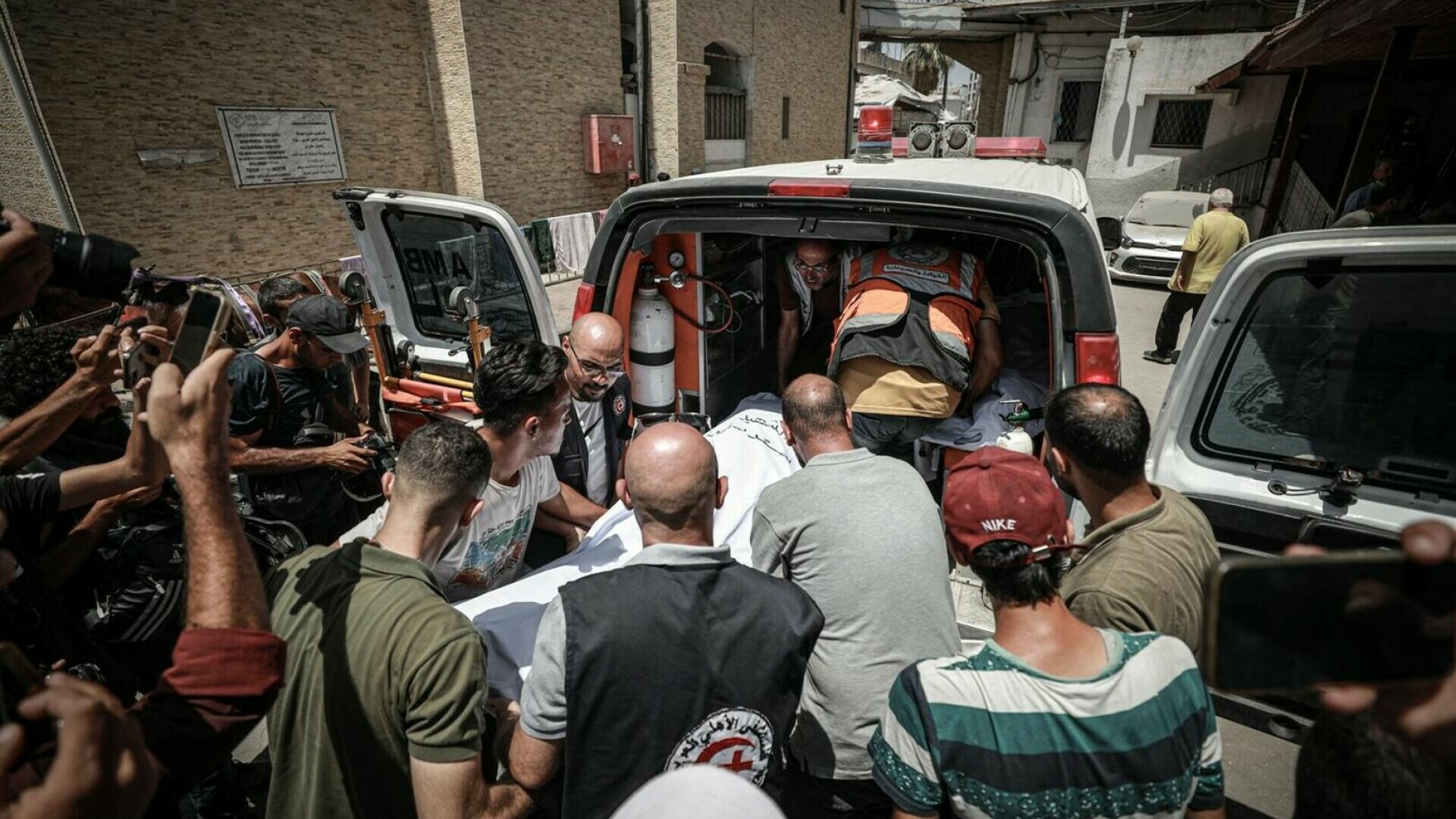 Israel califică bombardarea bisericii catolice din Gaza în care trei oameni au murit drept o eroare: „Regretăm profund”