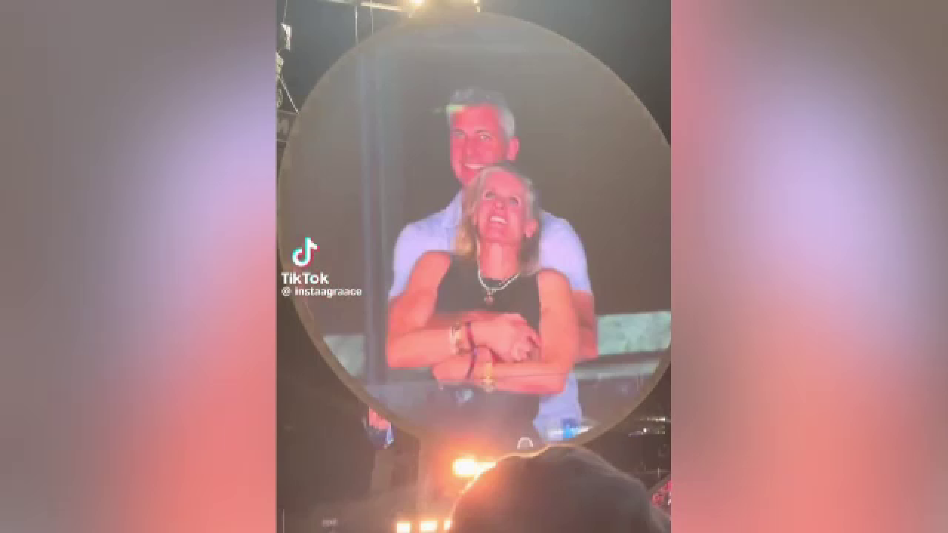 Moment viral la un concert Coldplay. CEO-ul unei mari companii a fost surprins cu amanta. Cum au reacționat | VIDEO