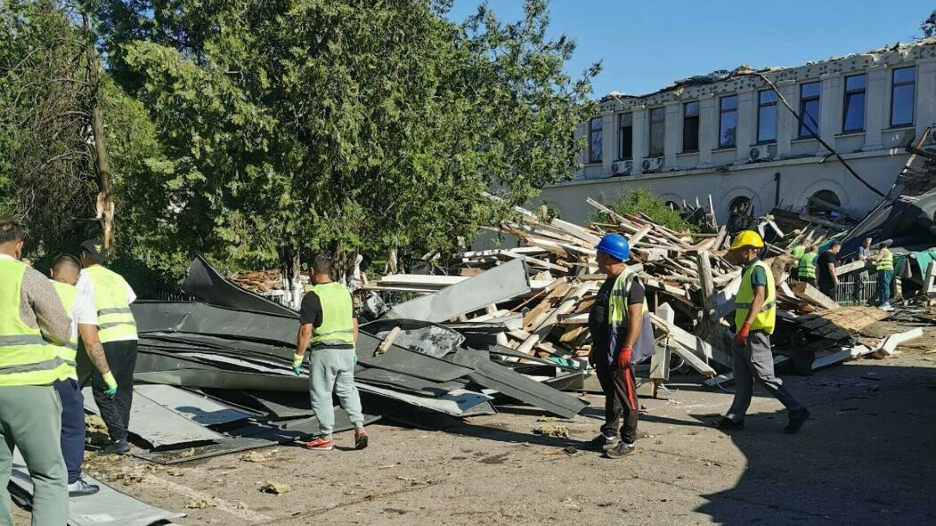 Deţinuţi de la mai multe penitenciare au fost trimiși să ajute la curăţenie la Academia Militară | FOTO