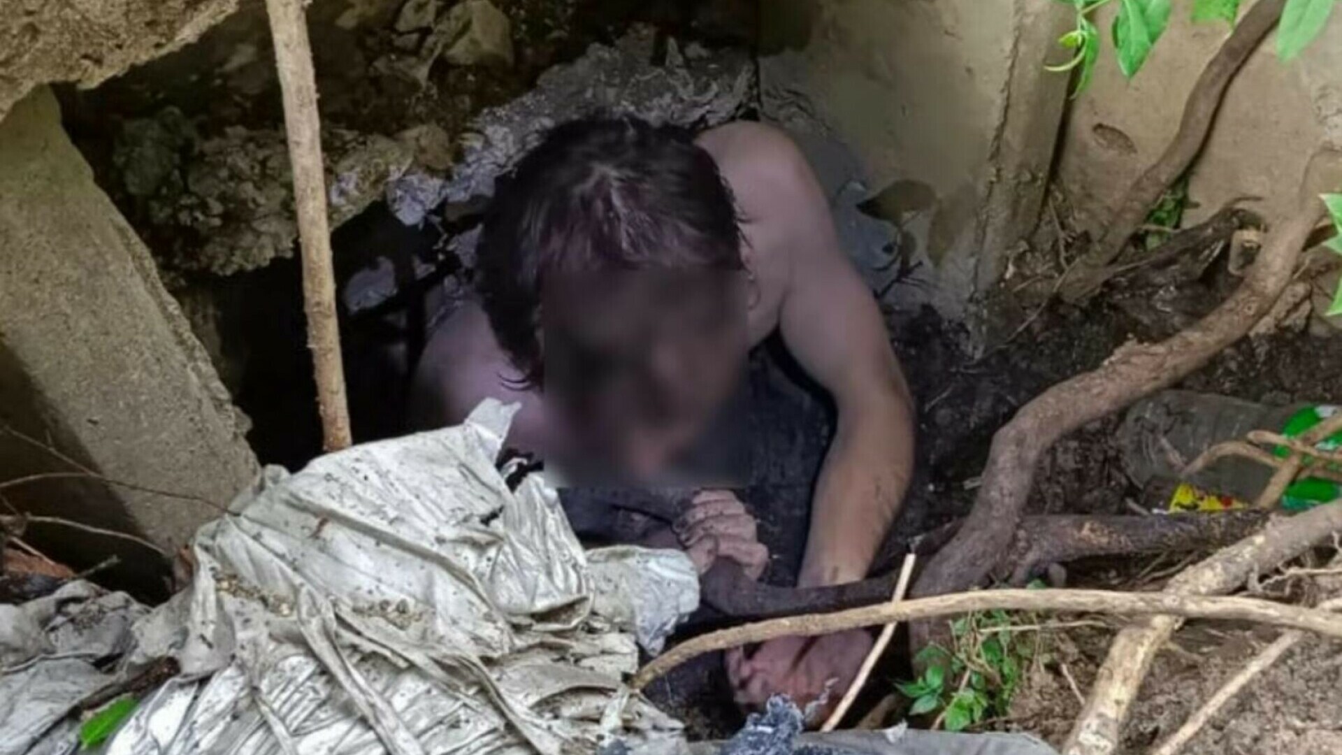 Un american gol blocat în canalizarea din Bangkok se zbătea să intre cât mai adânc și își mușca salvatorii. Cum s-a terminat