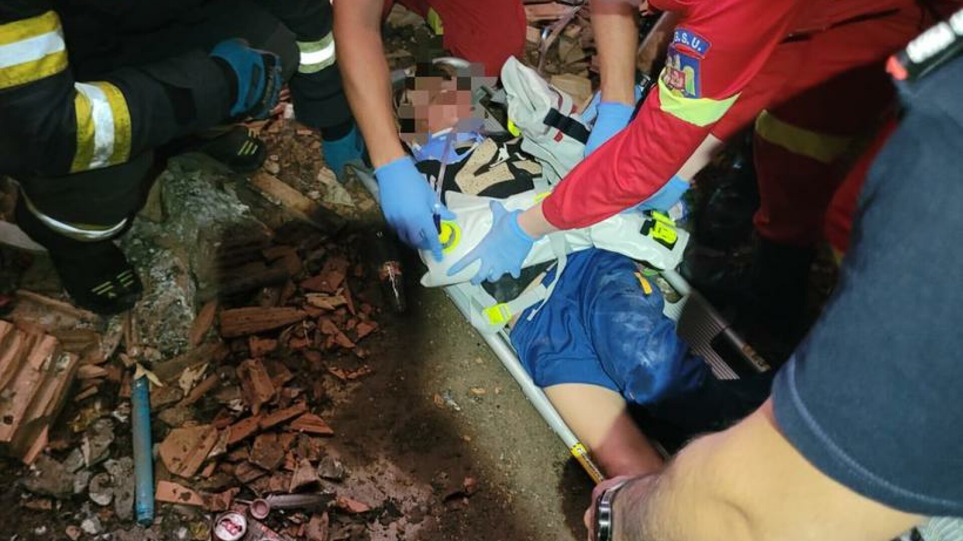 Incident grav în Târgu Mureș. Un copil de 12 ani a căzut într-un canal de patru metri. El a fost dus în stare gravă la spital