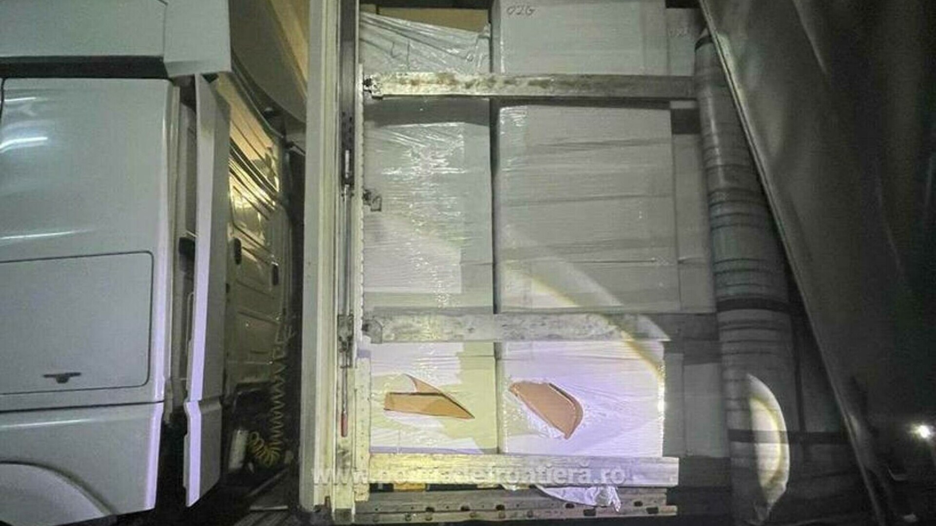 Captură de aproape șase milioane de lei. Ce au descoperit polițiștii de frontieră din Giurgiu într-un camion