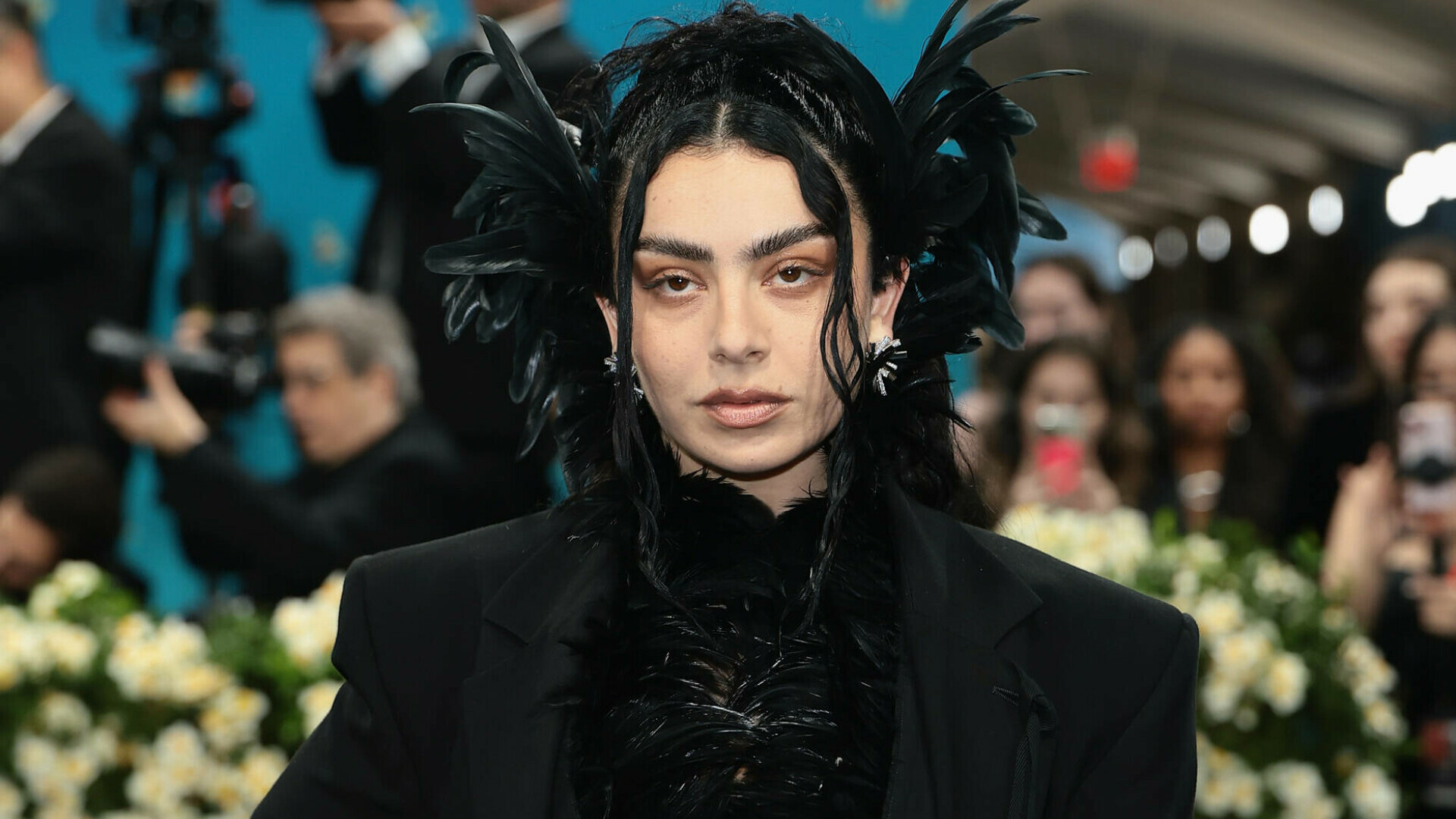 Charli XCX s-a căsătorit în secret. Cine este George Daniel, bărbatul care i-a devenit soț. VIDEO