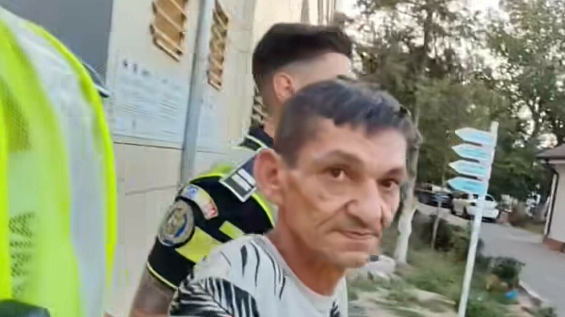„Am furat ambulanța ca să mă plimb” – un individ beat, oprit cu focuri de armă de polițiști după ce a furat o ambulanță