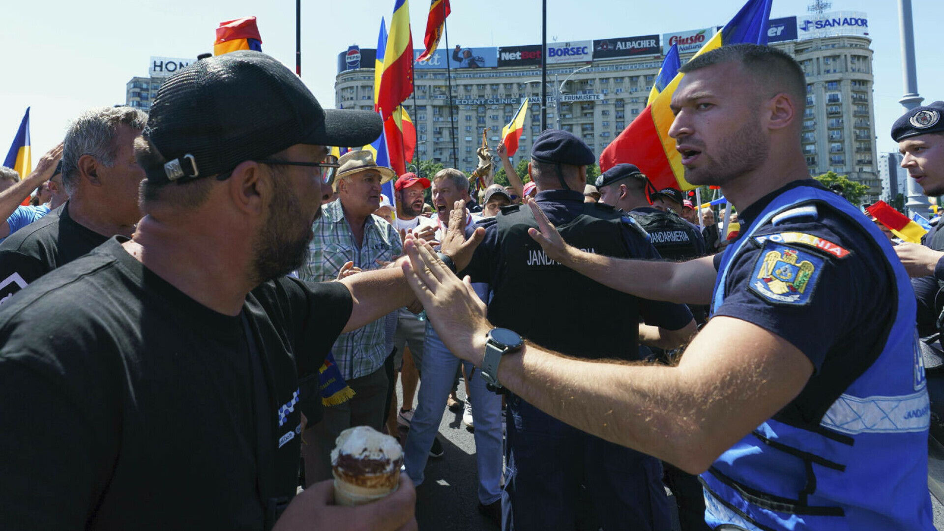 Incidente la protestul susținătorilor lui Călin Georgescu în Piața Victoriei. Un bărbat a adus cartofi pentru a-i ”înarma”