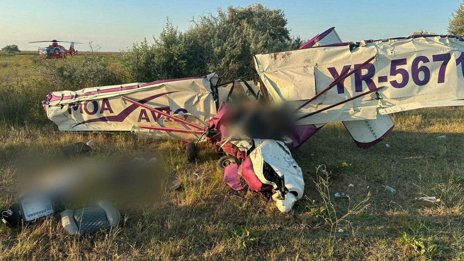 Un avion de mici dimensiuni s-a prăbuşit în zona Gura Portiţei. Cele două persoane aflate la bord au murit. FOTO