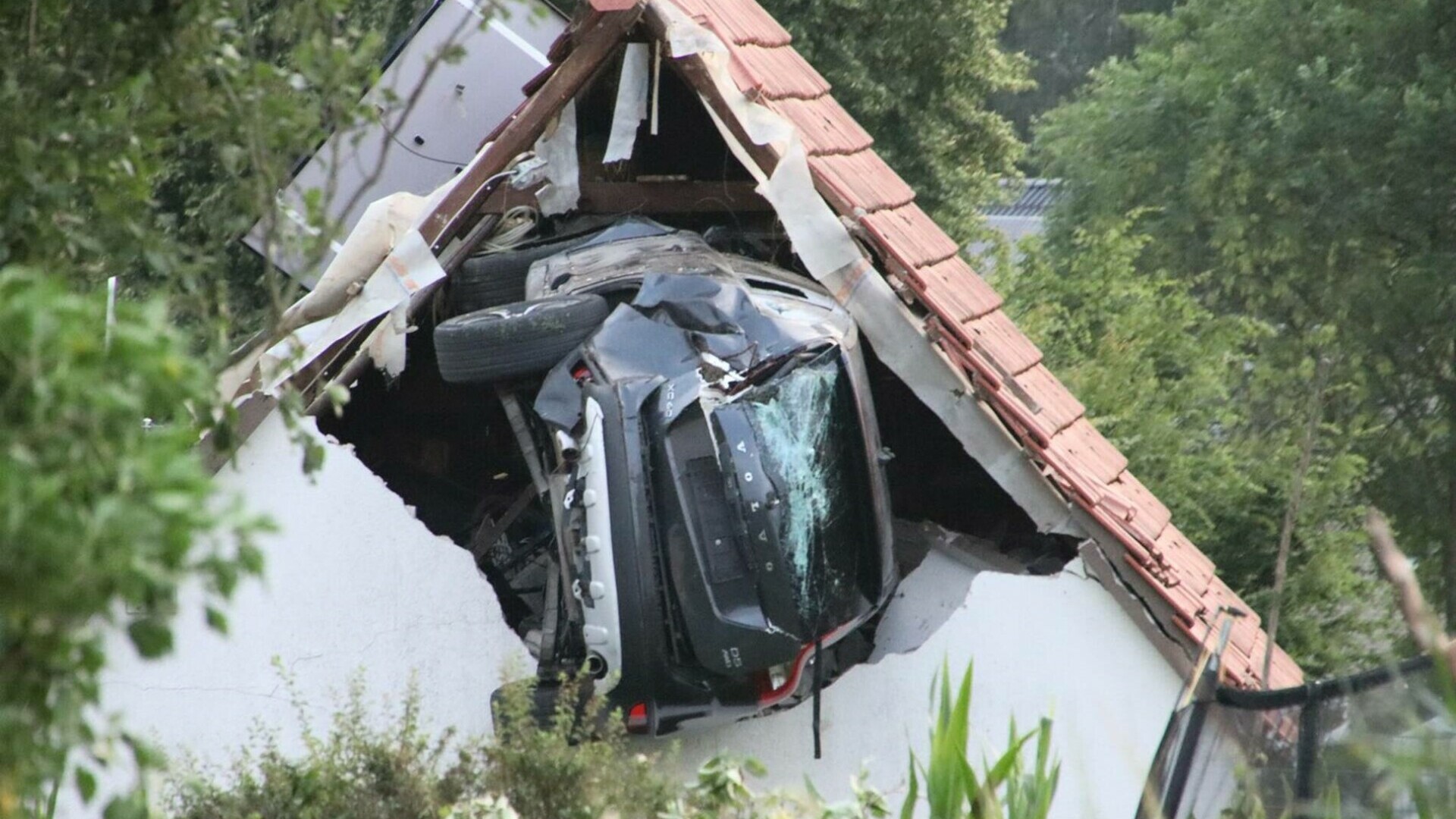 Accident bizar. O mașină a fost catapultată într-un acoperiș, după ce a lovit un copil aflat pe o trambulină, în Germania