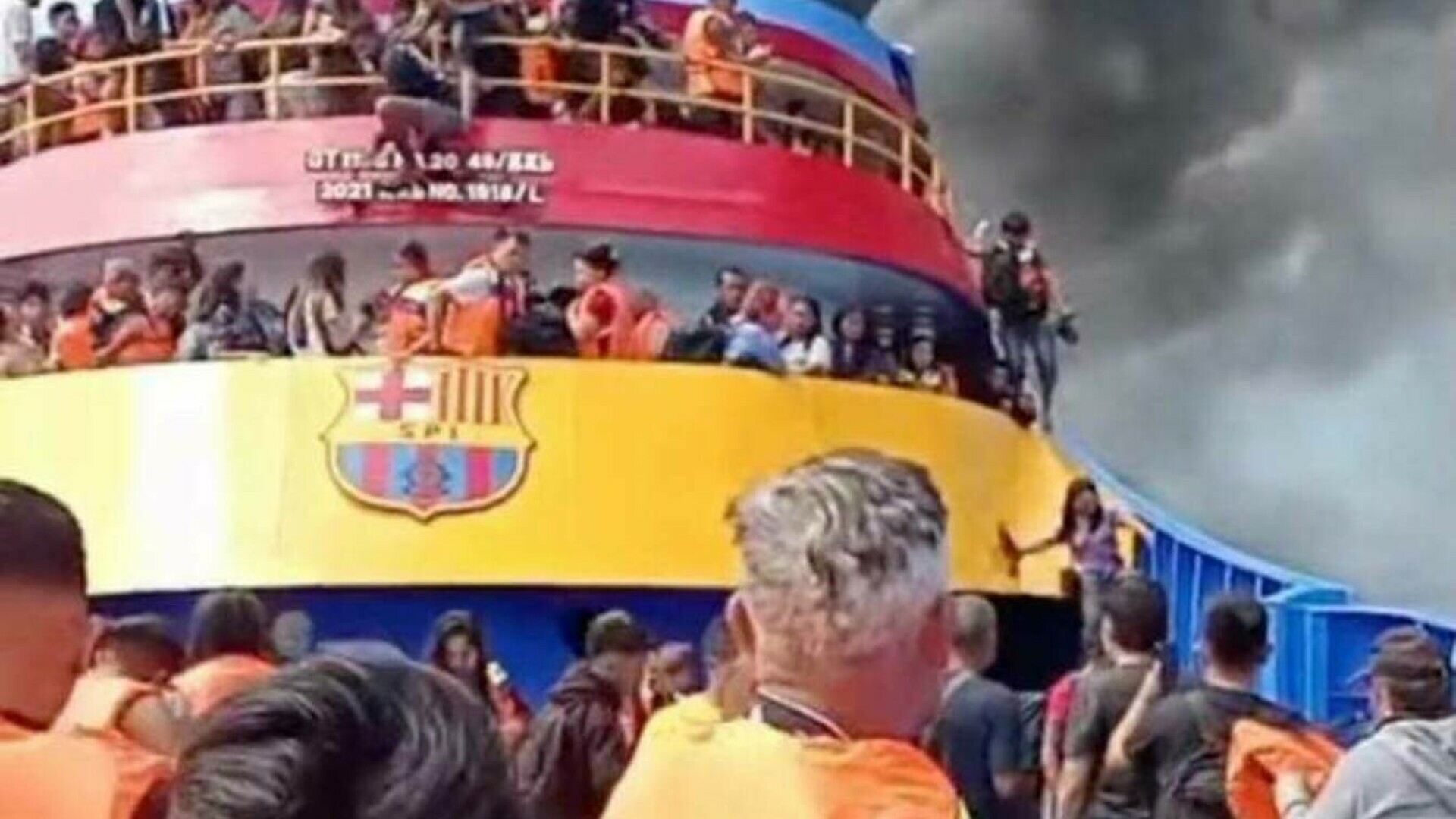 Un feribot a luat foc pe mare, în largul coastelor indoneziene. Trei oameni au murit, iar alți 568 au fost salvați. VIDEO