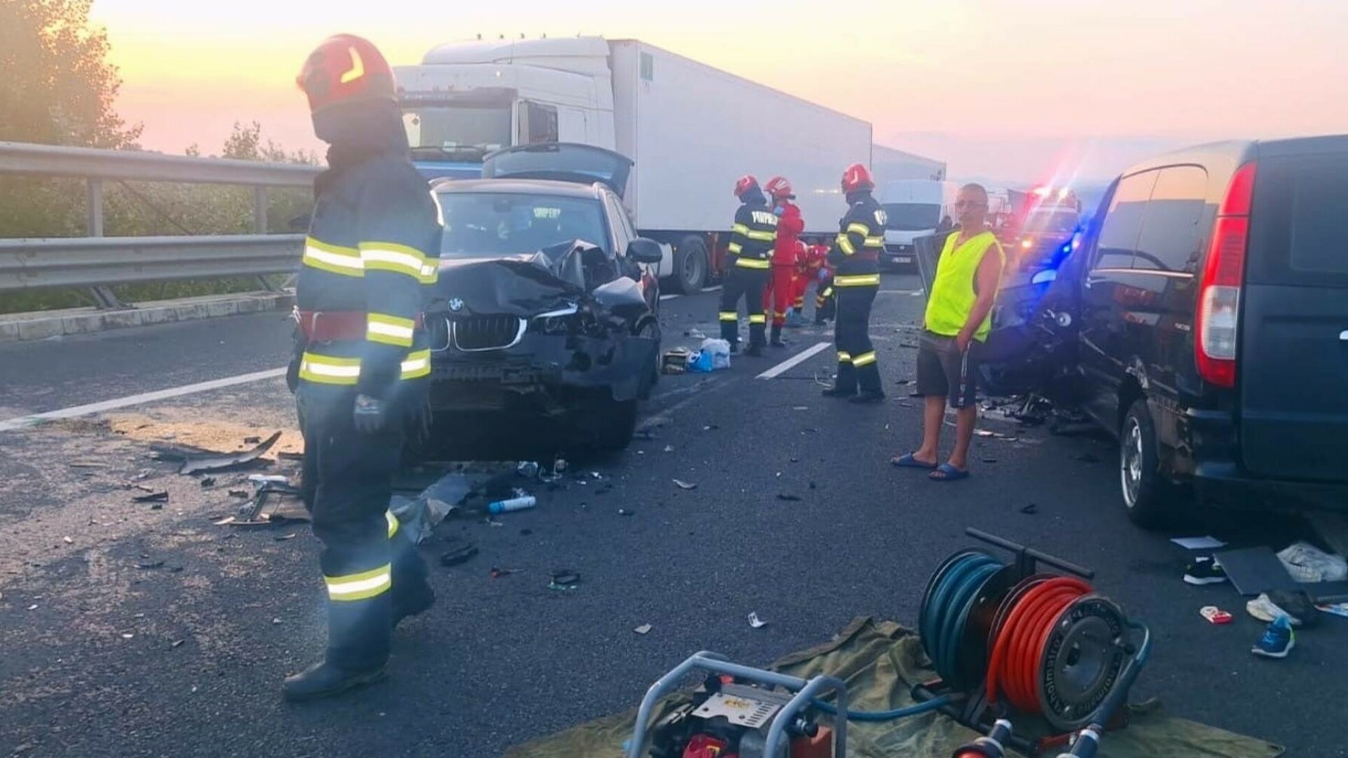 Accident cu 6 victime pe A1, printre care doi copii de 8 și 14 ani. Trei autoturisme şi un TIR s-au ciocnit | FOTO