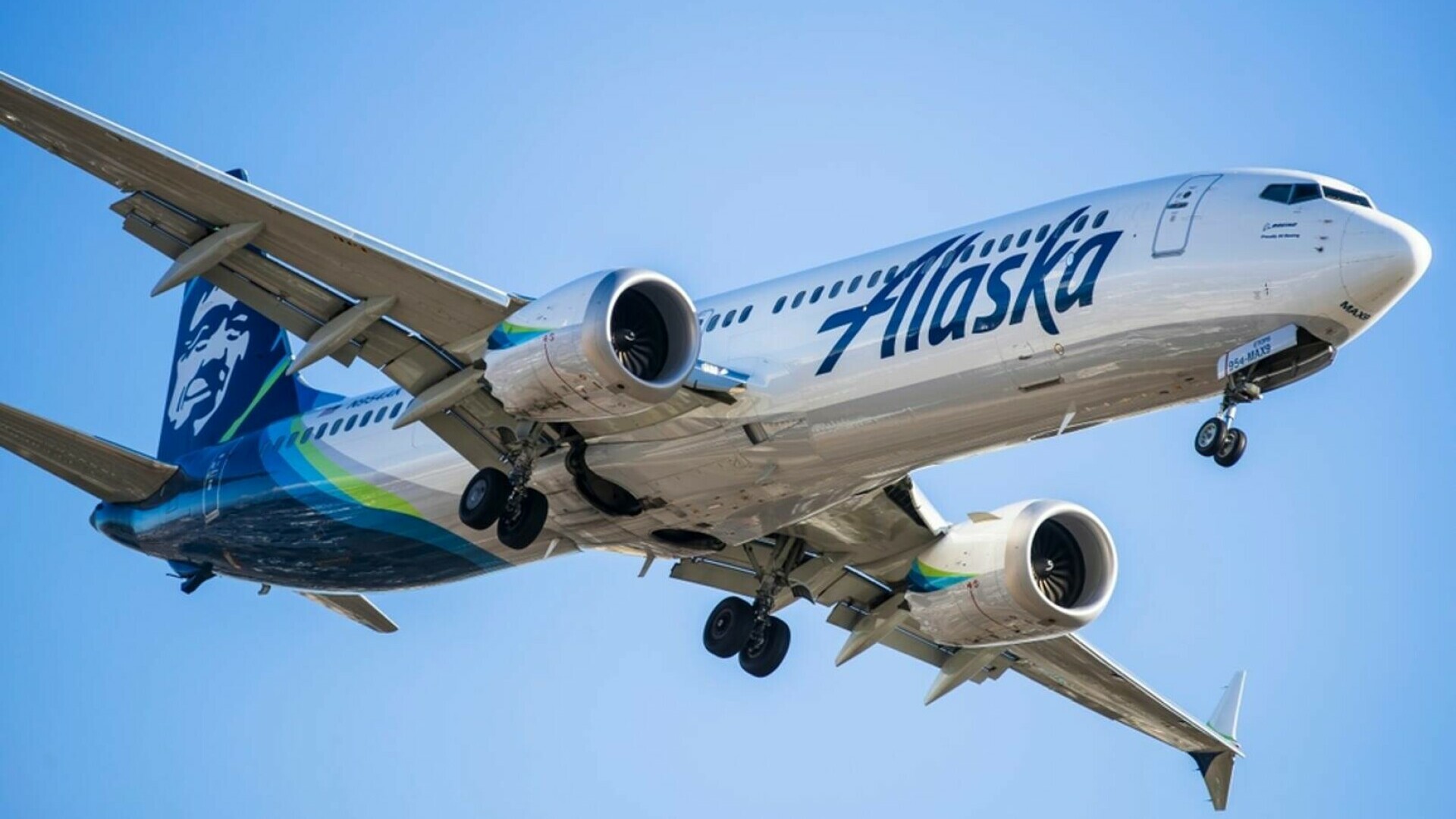 Alaska Airlines îşi suspendă toate zborurile din cauza unei pene informatice. „Este brutal. Stăm de două ore în aeroport”