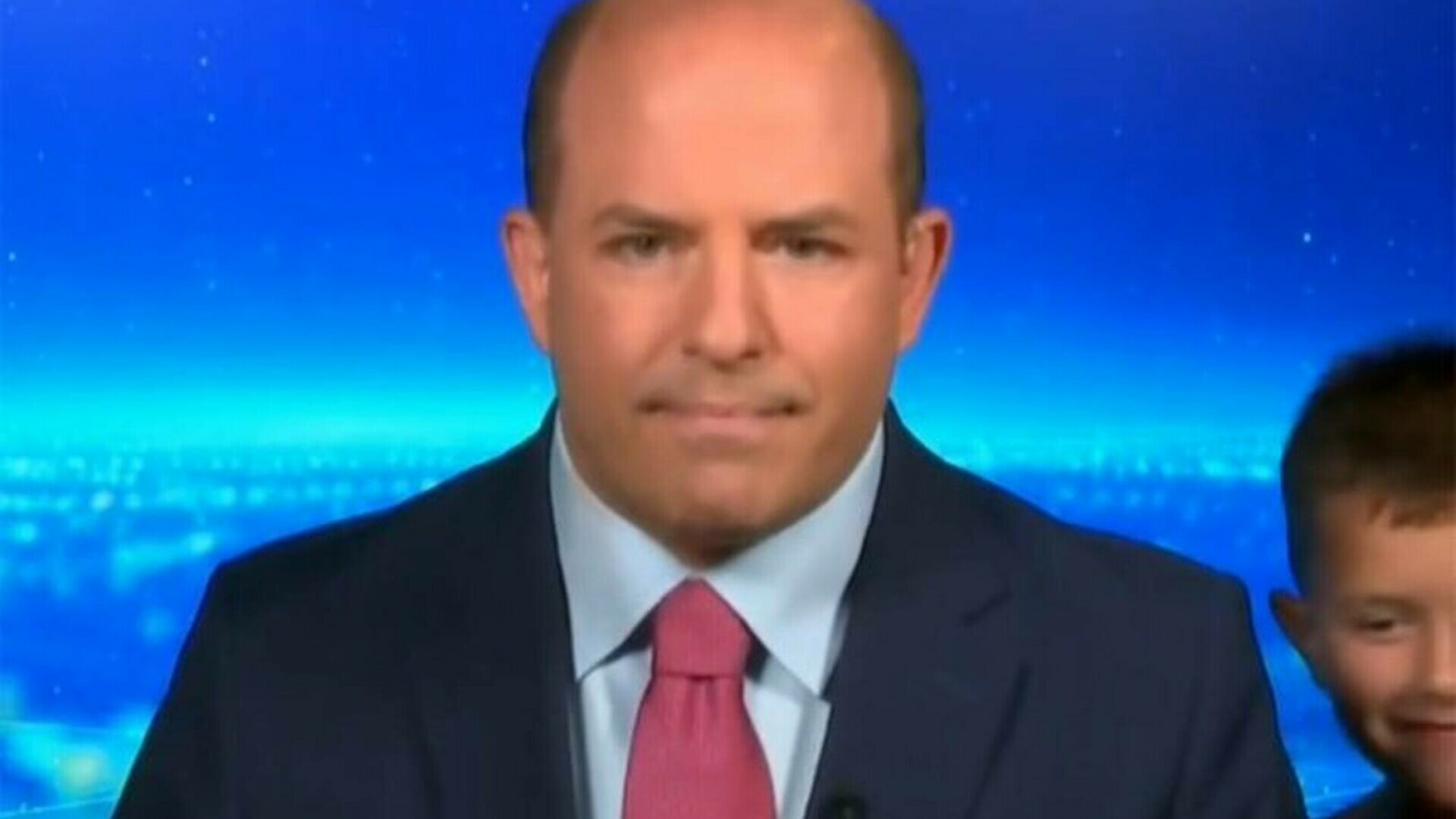 Momentul viral în care fiul unui analist CNN intră brusc în direct, întrerupând discuția despre procesul lui Trump. VIDEO