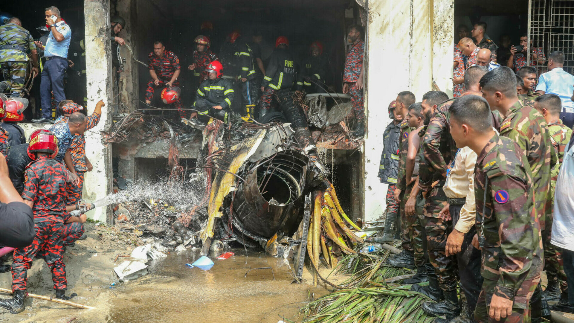 Tragedie aviatică. 27 de morți, majoritatea copii, după ce un avion militar s-a prăbușit peste o școală, în Bangladesh | FOTO