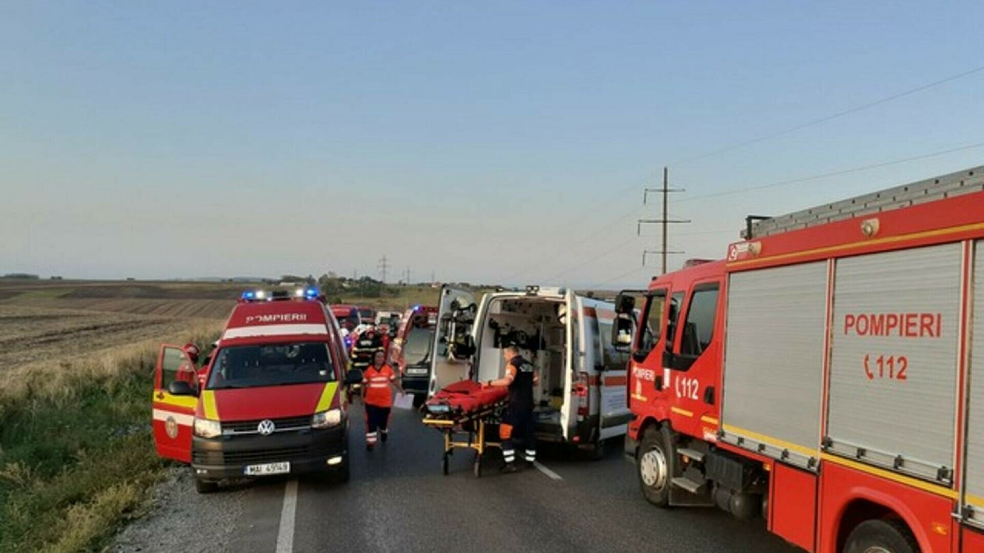 Planul Roşu de Intervenţie, activat după ce un microbuz şi o mașină s-au ciocnit, în Suceava. Au fost implicate zece persoane