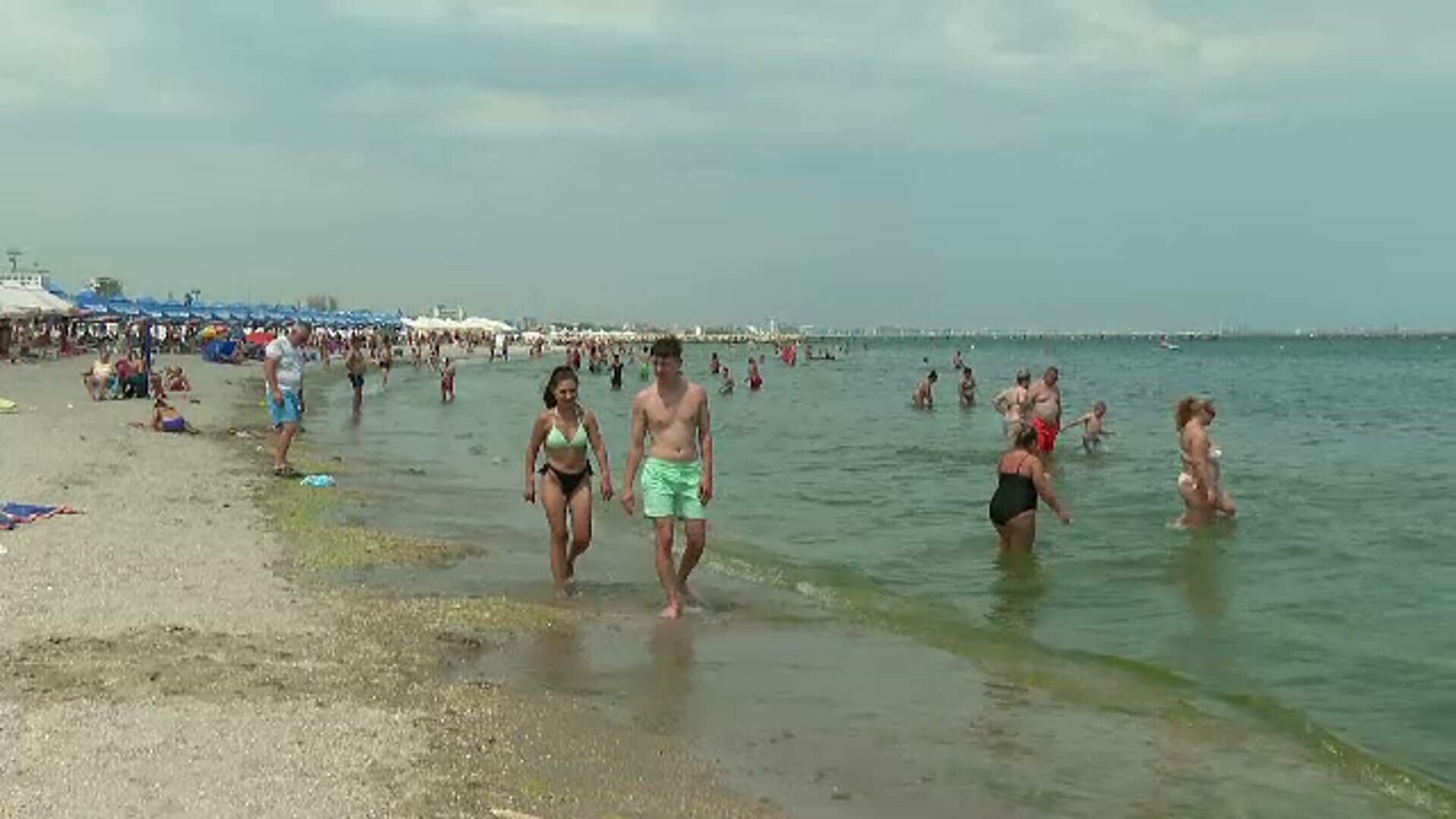 Fenomenul care strică vacanțele românilor pe litoral. Turiștii care intră în apă pot face șoc termic