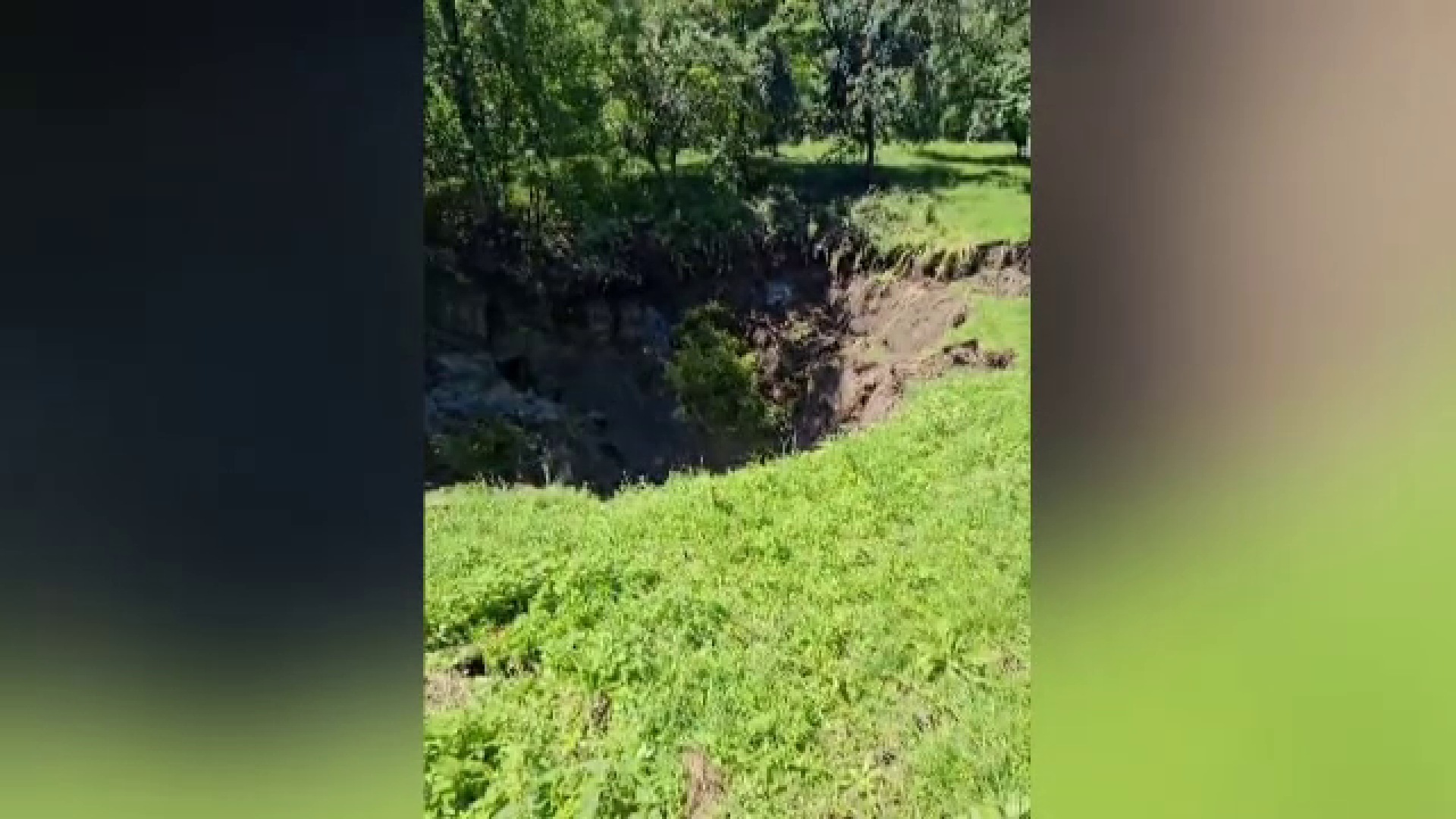 Un crater uriaș a apărut brusc în Maramureș. Localnici din zonă au fost evacuați