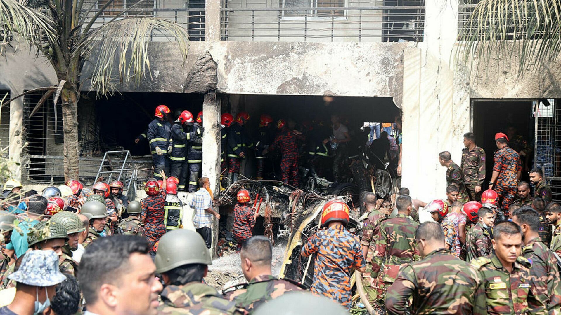 Proteste violente în Dhaka după ce un avion s-a prăbușit peste o școală. 31 de persoane au murit, majoritatea elevi