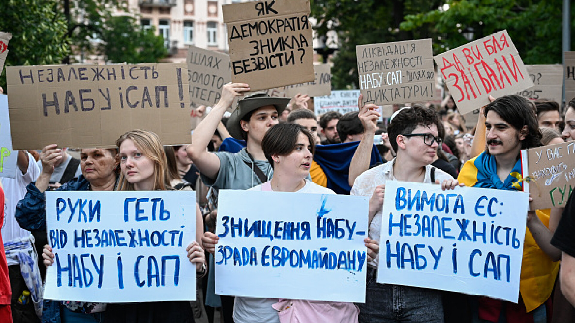 Politico: În culisele „revoluției din carton” din Ucraina