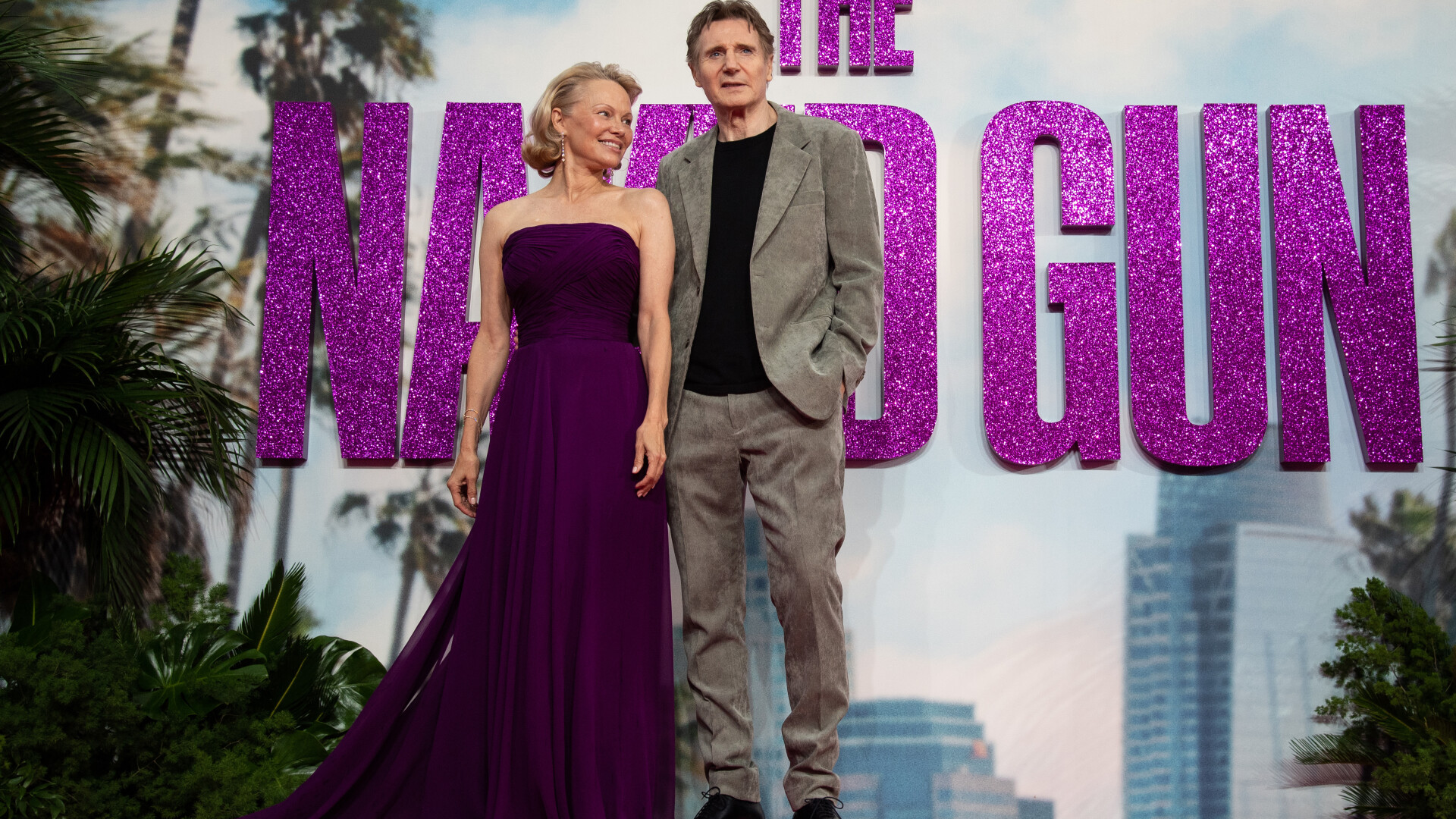 Pamela Anderson, gest neașteptat față de Liam Neeson la premiera filmului „The Naked Gun”. GALERIE FOTO