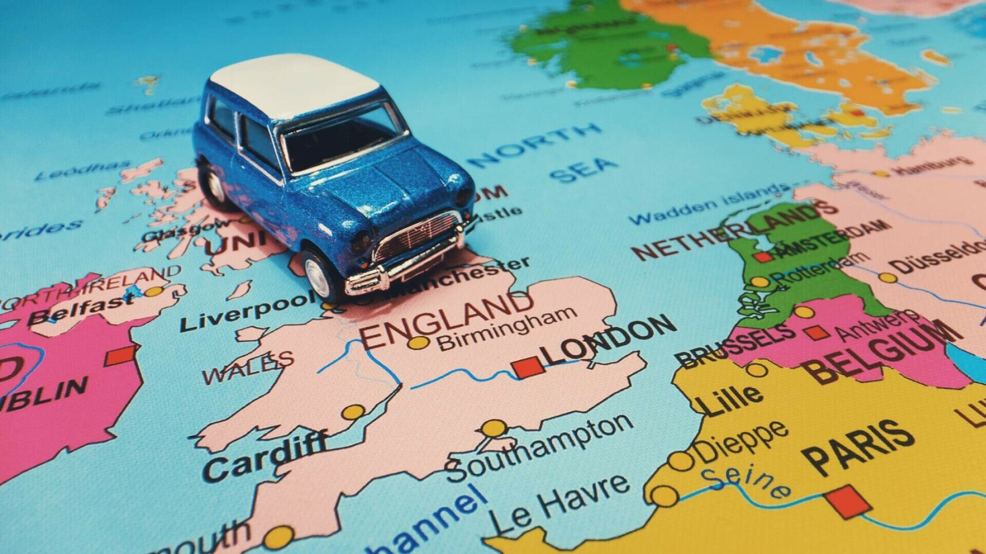 Reguli de circulație în Regatul Unit. Ce trebuie să știi ca șofer în Marea Britanie