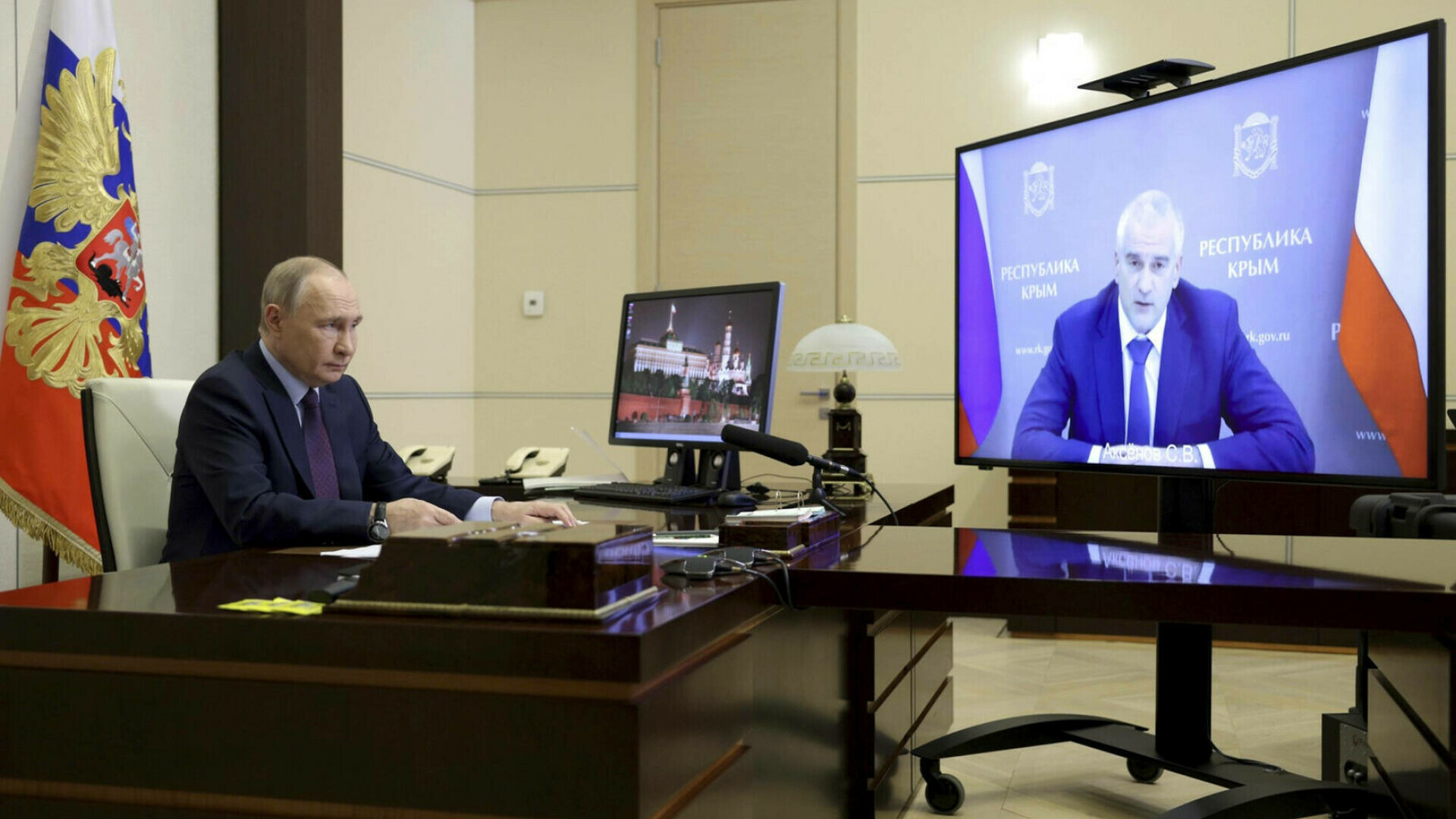 Rușii vor fi pedepsiți și dacă dau căutare pe internet la ce nu trebuie. Lista cu subiectele interzise are 500 de pagini