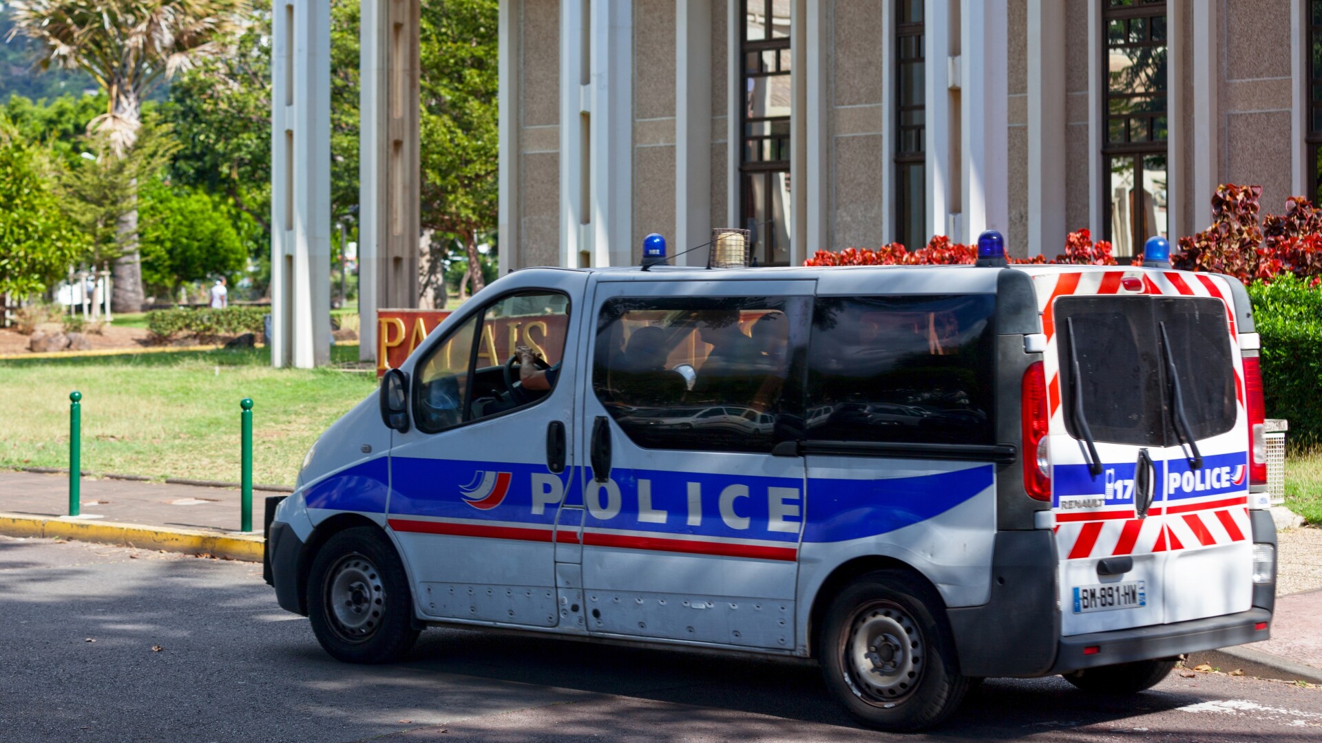 Un bărbat de 60 de ani ar fi fost violat pe stradă în fața unei biserici. Agresorul, un tânăr de 32 de ani