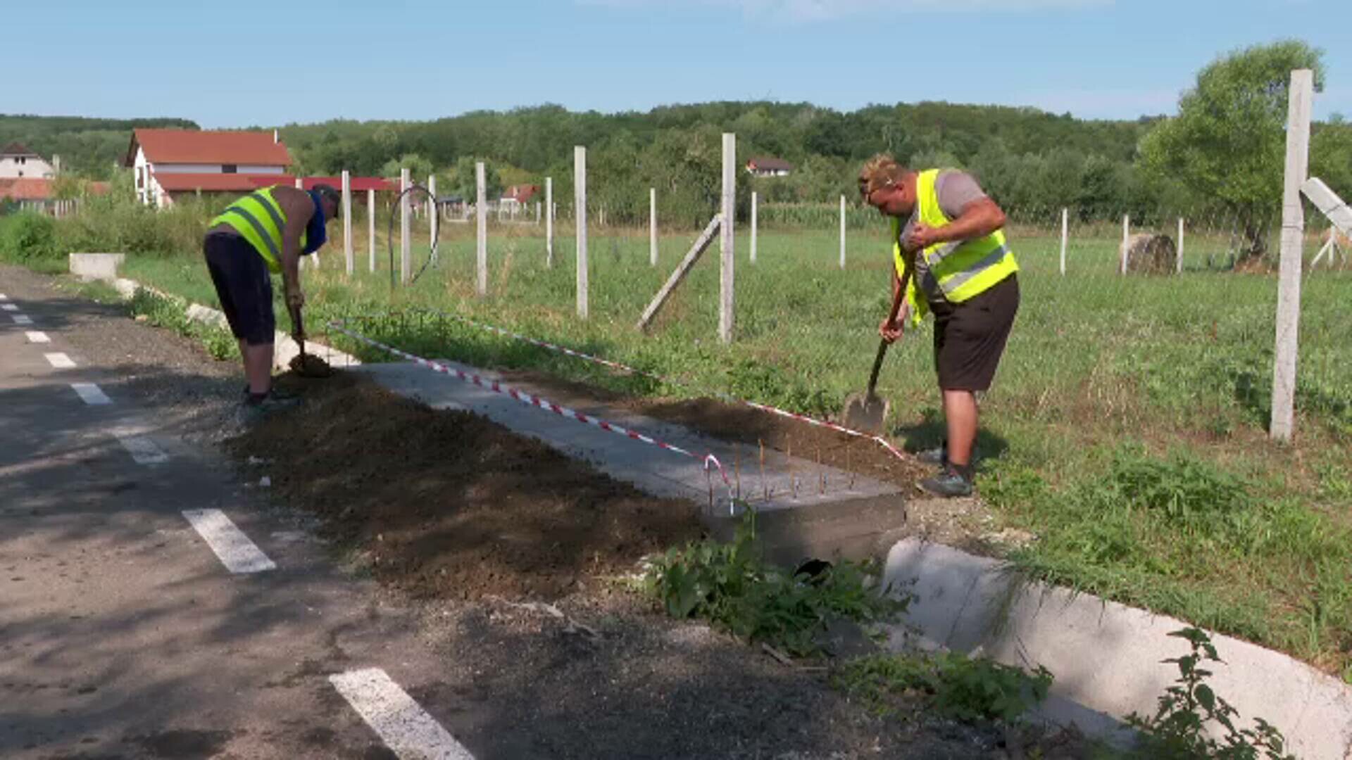 Ce a descoperit un arădean după ce un podeț nou construit în comună s-a fărâmat sub mașina sa. ”Nu-mi venea să cred”