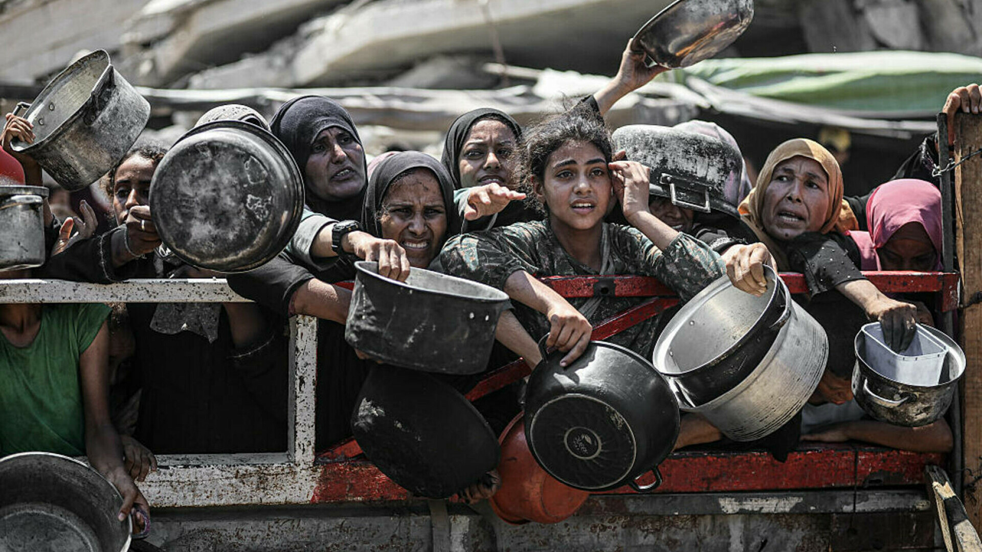 După ce a permis ca peste 100 de oameni să moară de foame în Gaza, Israelul va ridica blocada ajutoarelor în enclavă