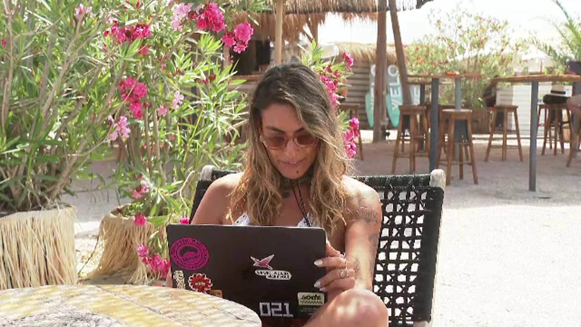 Spații amenajate pe litoral pentru „nomazii digitali”. Cum lucrează Anais din șezlong, pe nisip, pentru o agenție de turism