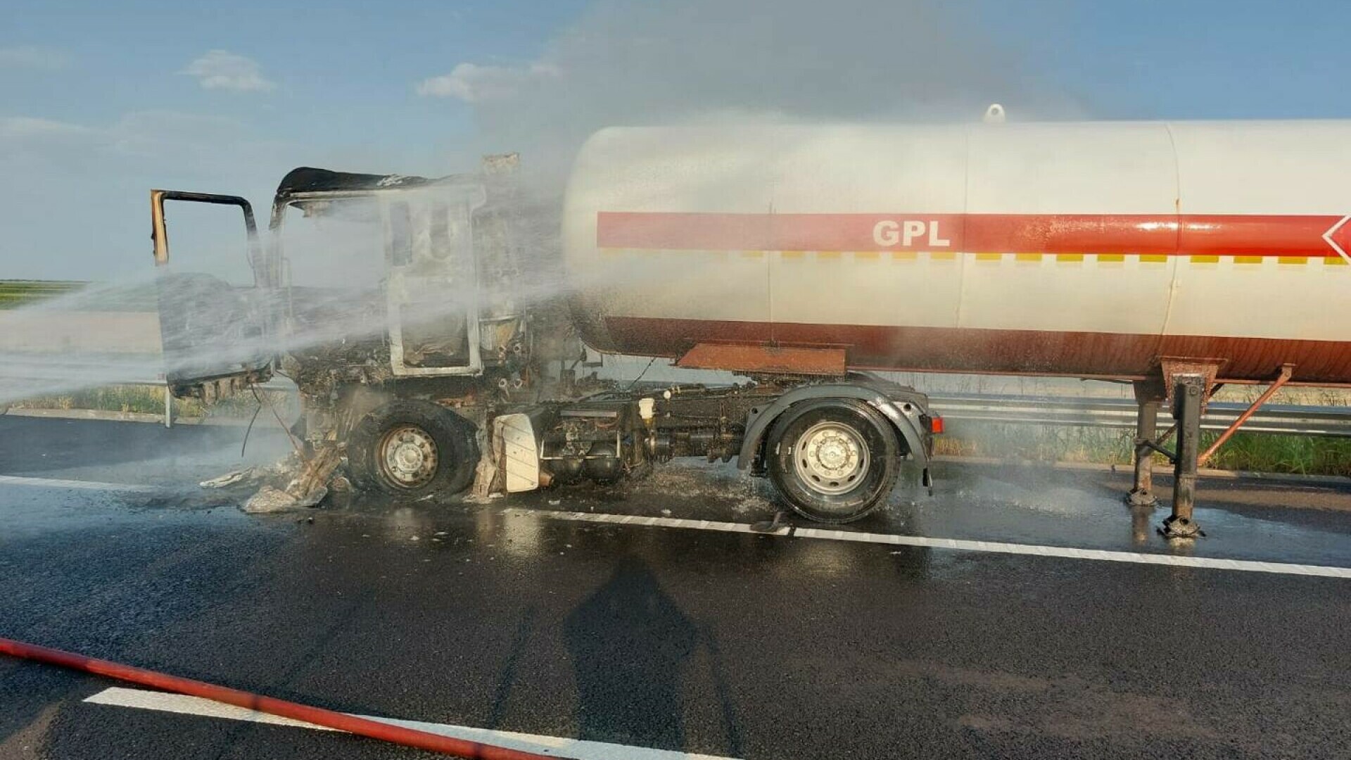Incendiu de proporții izbucnit la o autocisternă pe A7. Pompierii au evitat la limită o explozie a cisternei cu propan.