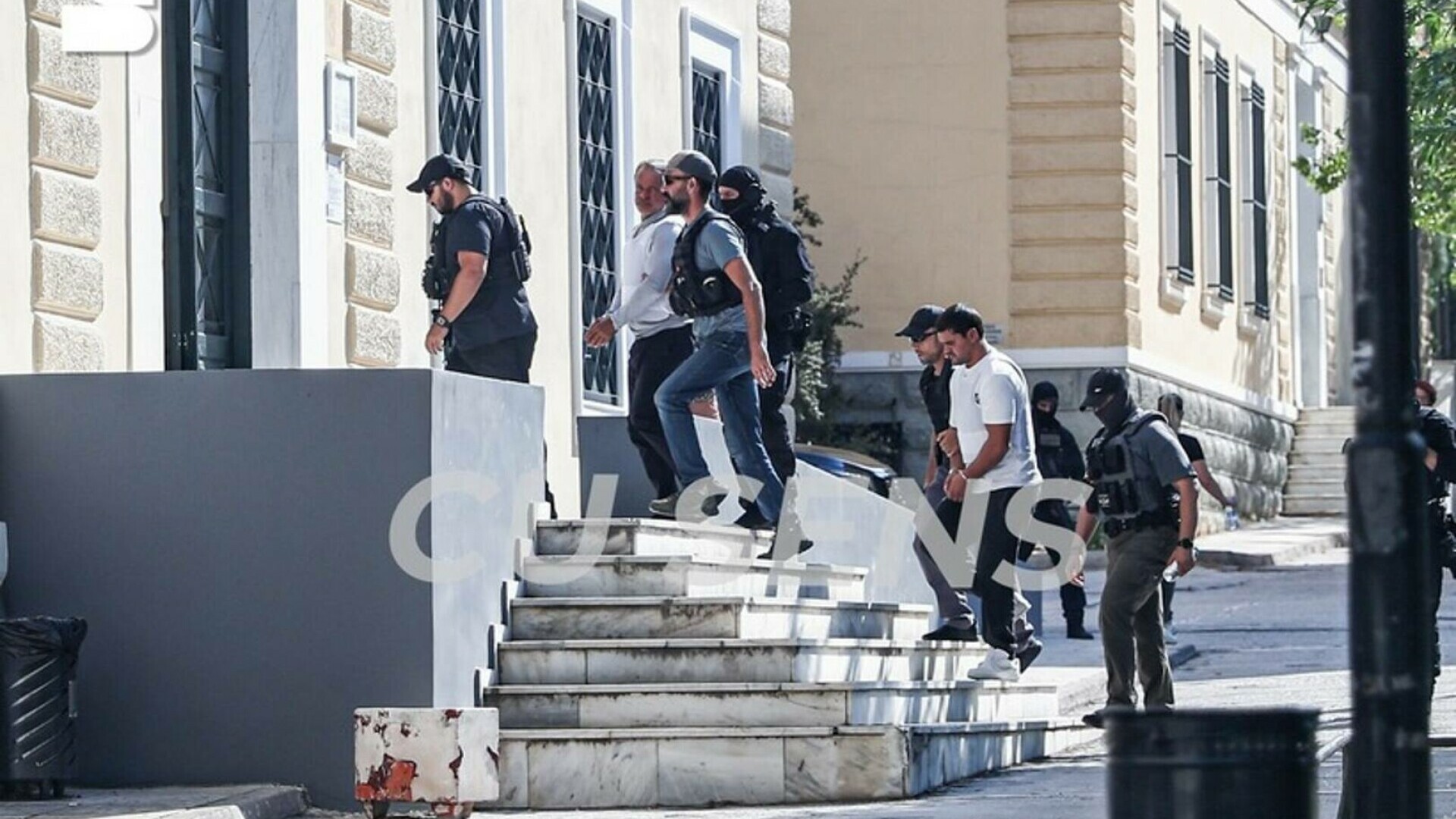 Plahotniuc şi Ţuţu, aduşi în cătuşe la tribunalul din Atena. Primele imagini VIDEO