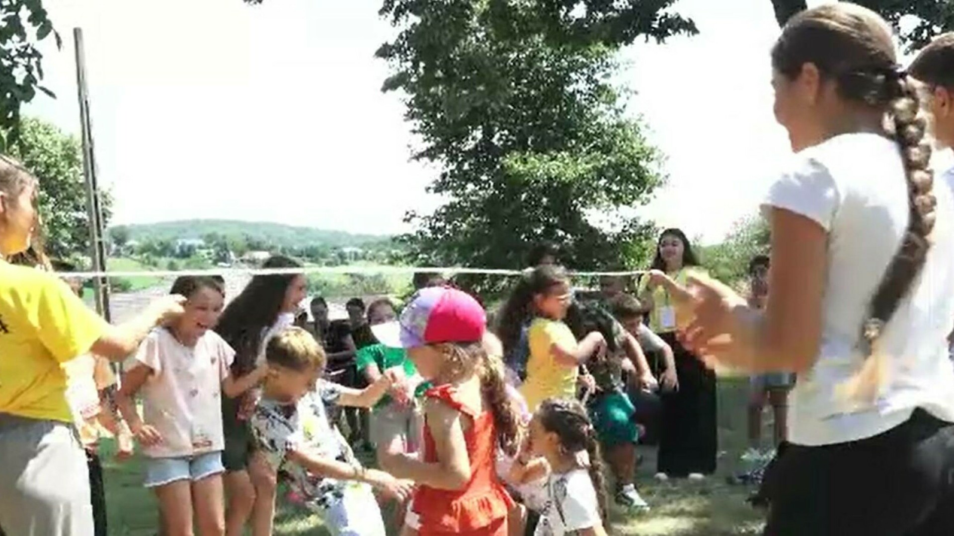 Copiii din Iași care nu au parte de excursii la mare sau la munte s-au adunat la o tabără în „pridvorul satului”: „Am dansat”