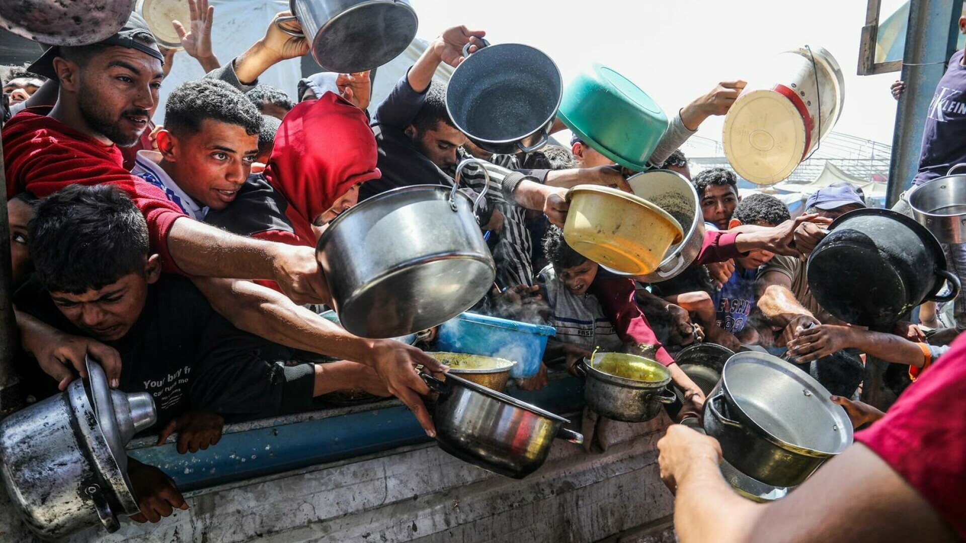 Atacurile israeliene din Gaza au sfârșit cu cel puţin 11 morţi în zone unde mii de oameni aşteptau ajutoare