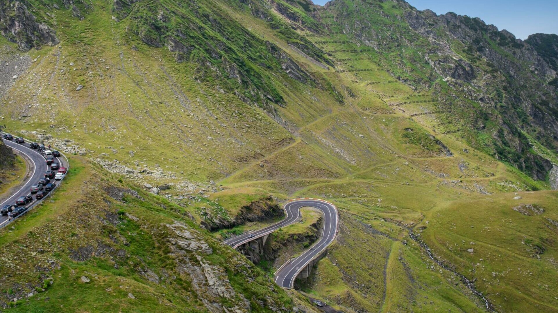 Aglomerație pe Transfăgărășan din cauza numărului mare de turiști. Polițiștii atenționează șoferii