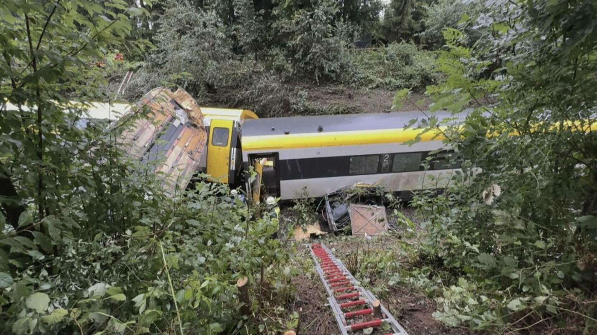 Un tren cu 100 de pasageri a deraiat în Germania. Bilanțul morților și al răniților. Posibila cauză a accidentului