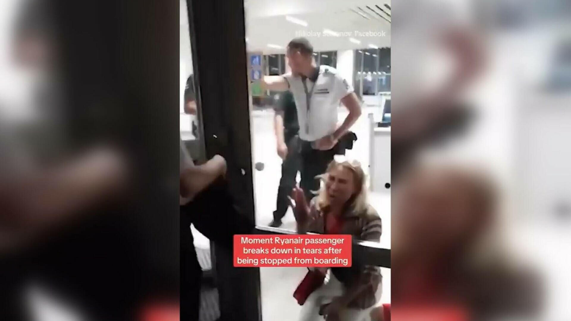 Momentul în care o pasageră izbucnește în plâns în aeroport și lovește o ușă după ce i s-a interzis îmbarcarea. VIDEO