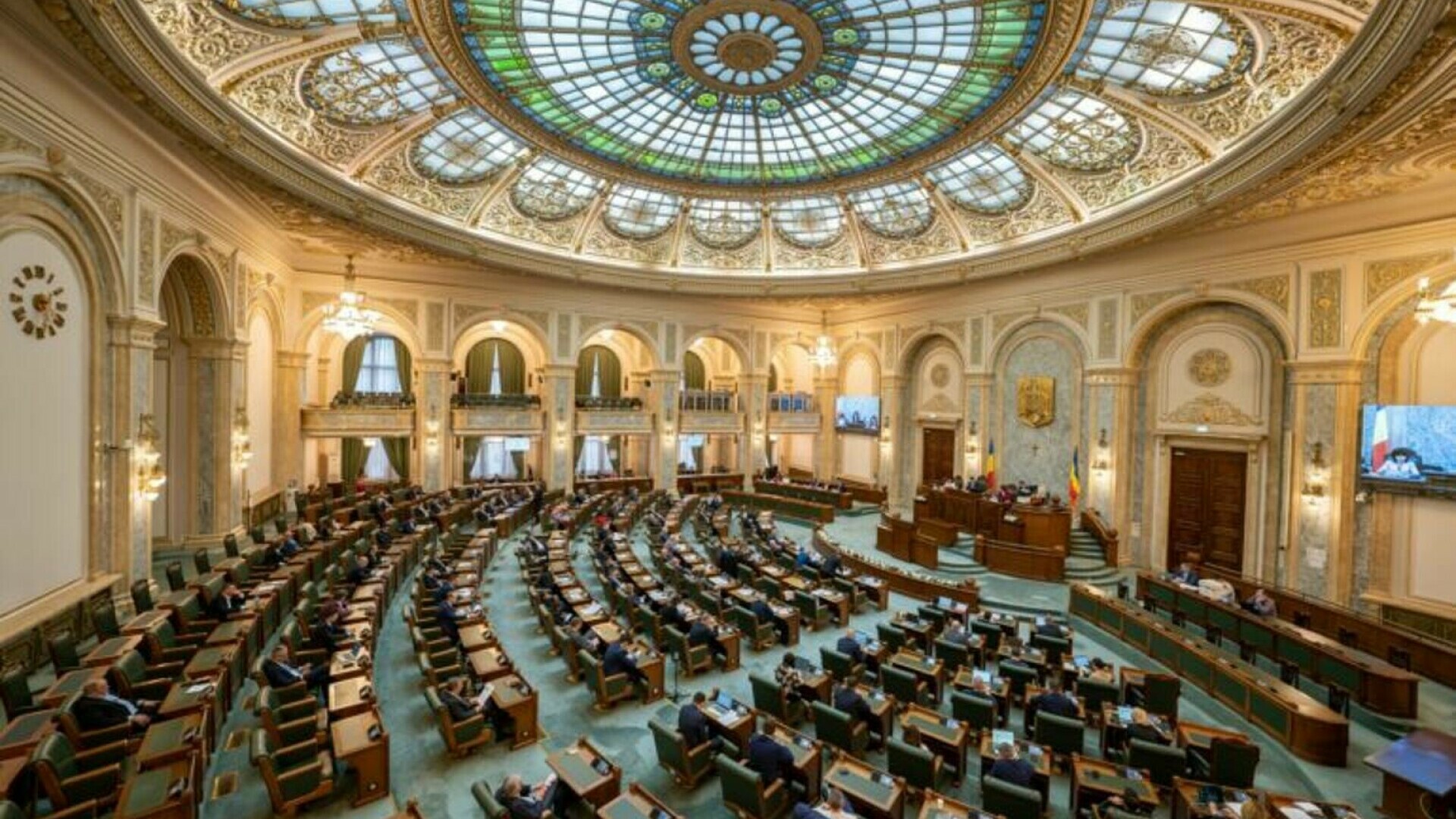 Senatul României împarte, din bani publici, butoni cu pietre semiprețioase, serviete din piele și alte obiecte scumpe