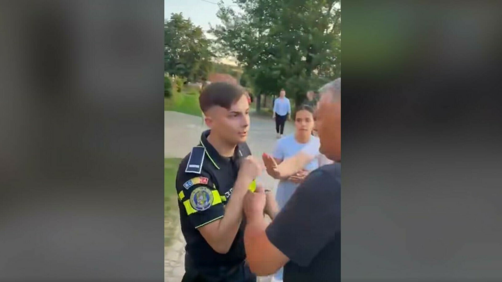 Polițist din Caraș-Severin atacat de oameni, după ce a oprit un bărbat beat pe ATV. S-a apărat cu pistolul. VIDEO