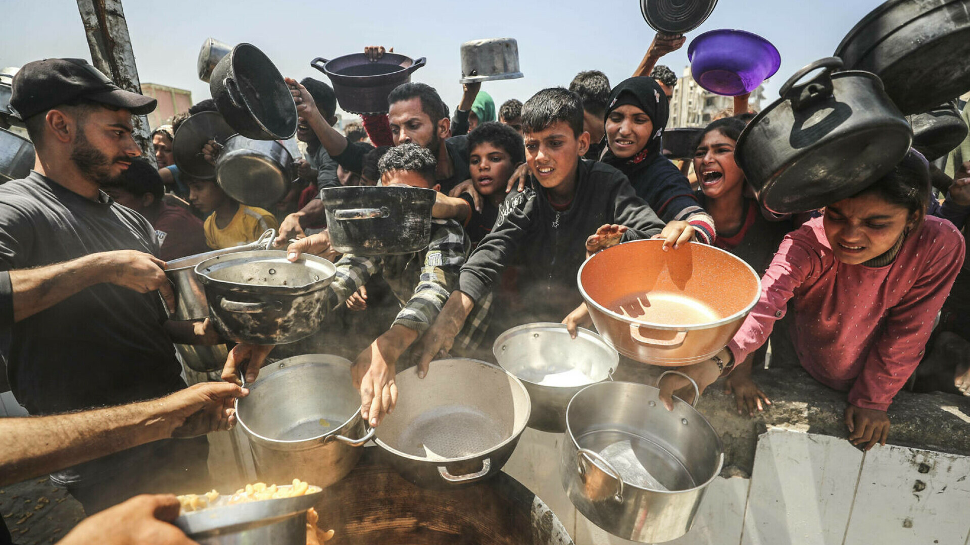 14 persoane au murit de foame în Fâșia Gaza numai în ultimele 24 de ore, în timp ce soseau ajutoare. Copiii, hrăniți primii