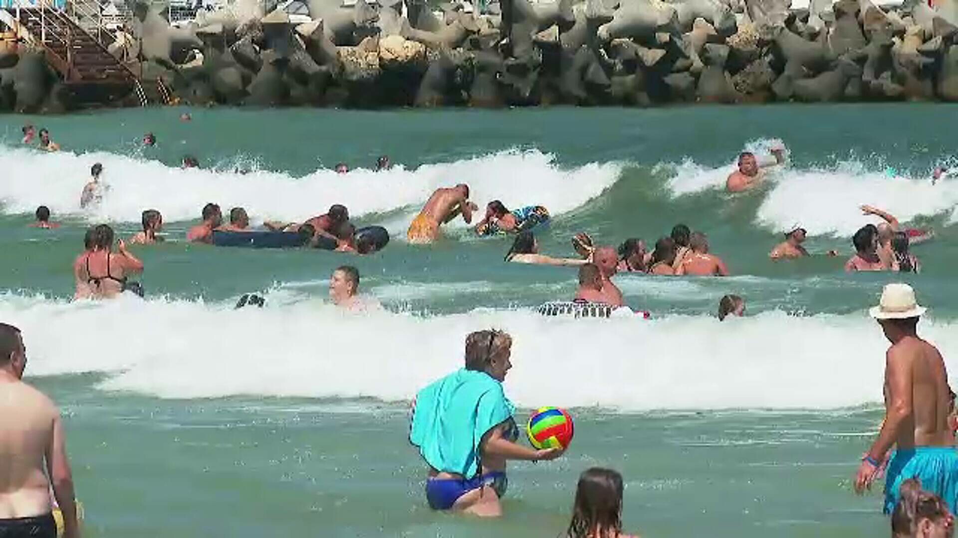 Amendă uriașă pentru Primăria Năvodari din cauza unei ţevi care deversa ape pluviale în mare, unde oamenii făceau baie