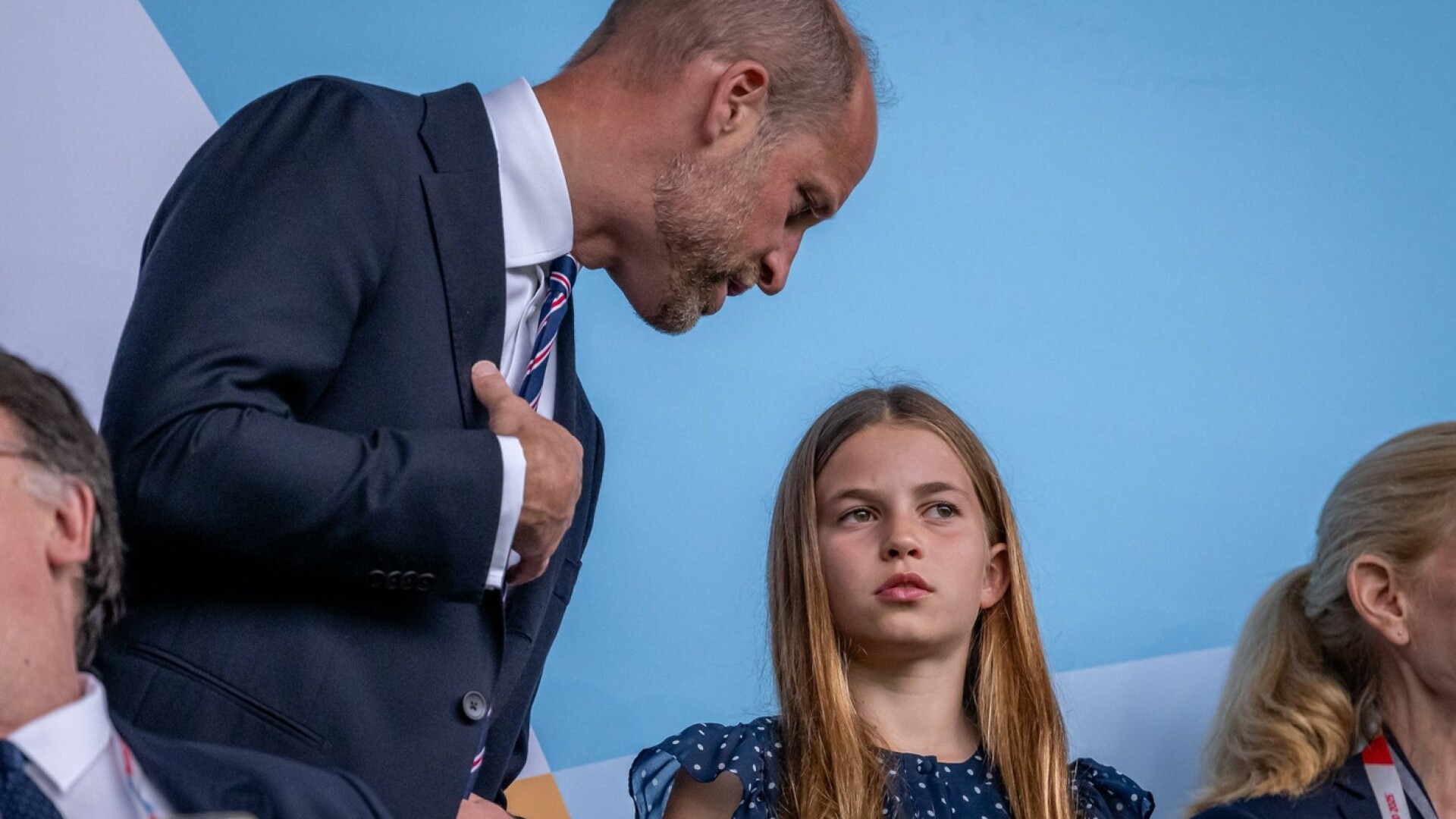 Cum a apărut Prințesa Charlotte la primul meci de fotbal feminin alături de tatăl ei, Prințul William. GALERIE FOTO