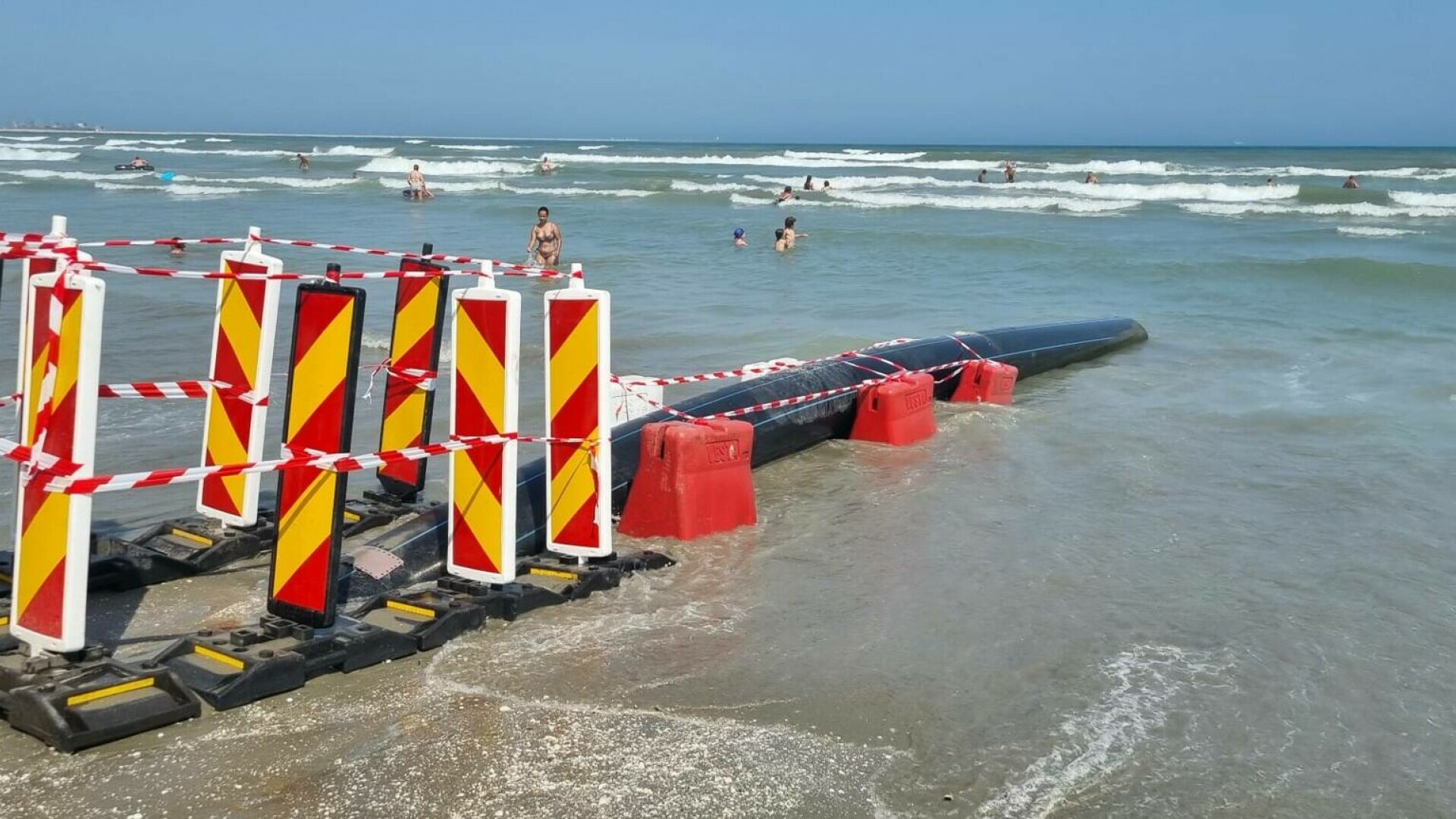 O țeavă de 50 cm deversează ape pluviale în zona în care turiștii din Năvodari fac baie. Amenda primită de primărie. FOTO